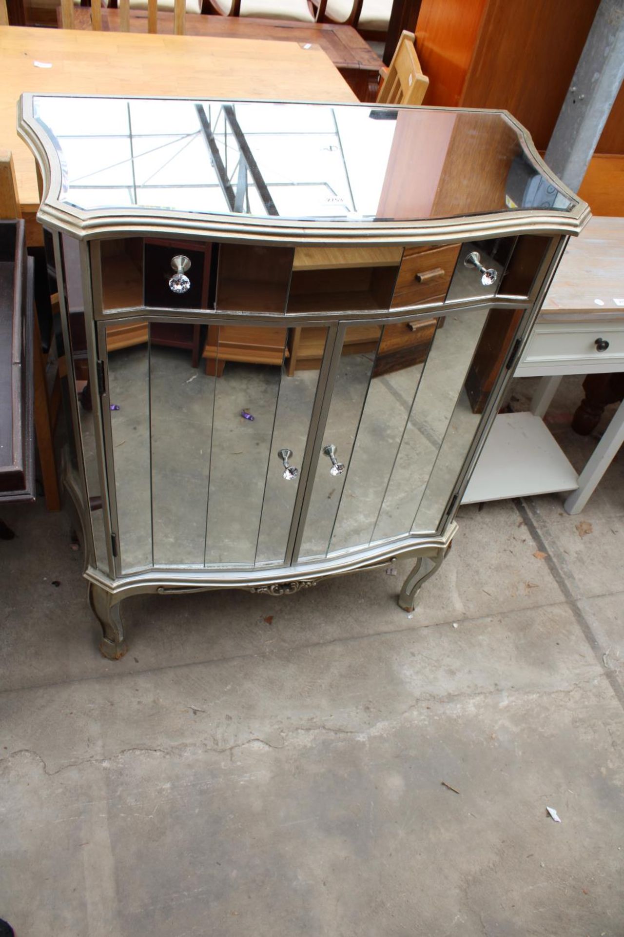 A MODERN MIRRORED SIDE CABINET ENCLOSING SINGLE DRAWER AND CUPBOARD, 31" WIDE