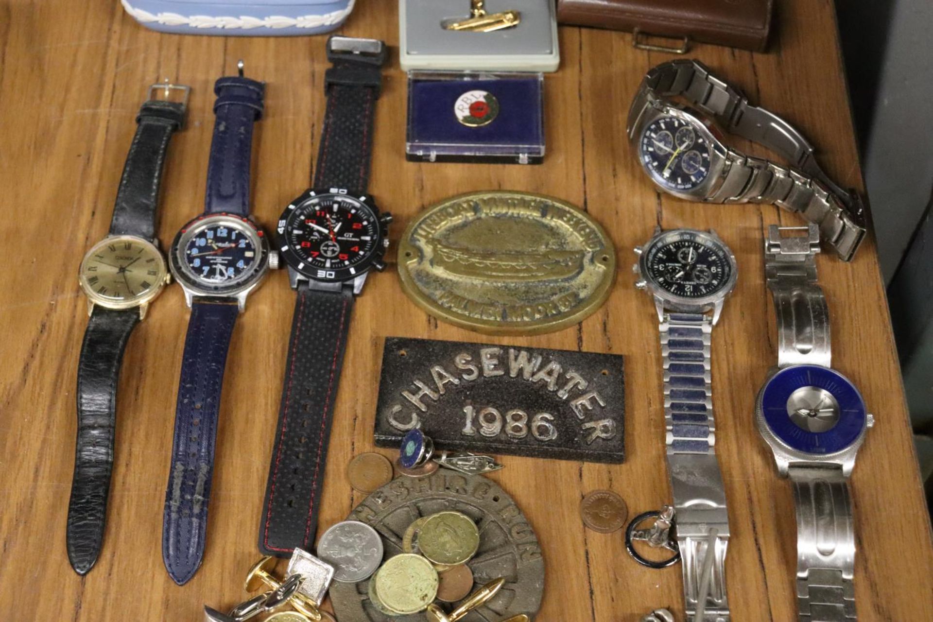 A MIXED LOT TO INCLUDE WRISTWATCHES, A POCKET WATCH, BRACELETS, TIE CLIPS, BRASS PLAQUES, A WEDGWOOD - Bild 3 aus 5