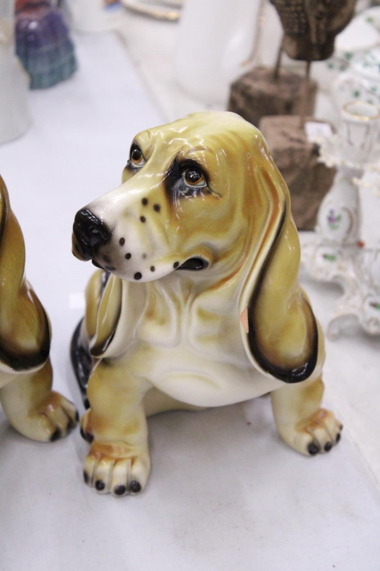 A PAIR OF CERAMIC BEAGLE DOG FIGURES - APPROXIMATELY 26CM TALL - Image 4 of 4