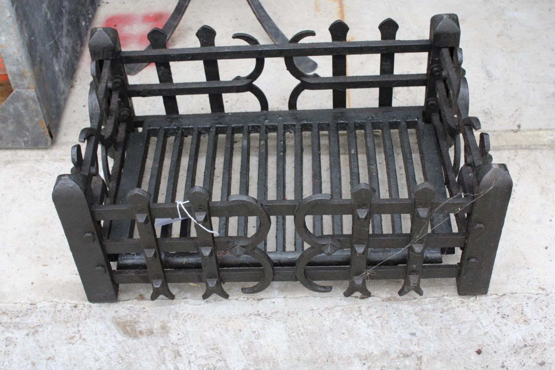 A VINTAGE HEAVY CAST IRON FIRE GRATE