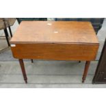 A VICTORIAN MAHOGANY PEMBROKE TABLE WITH SINGLE DRAWER ON TURNED LEGS