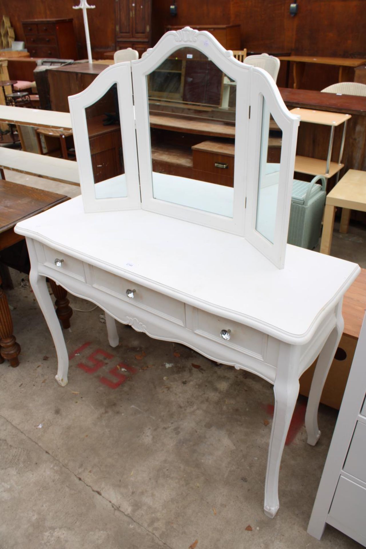 A MODERN WHITE DRESSING TABLE ENCLOSING 3 DRAWERS WITH TRIPLE MIRROR, 43" WIDE