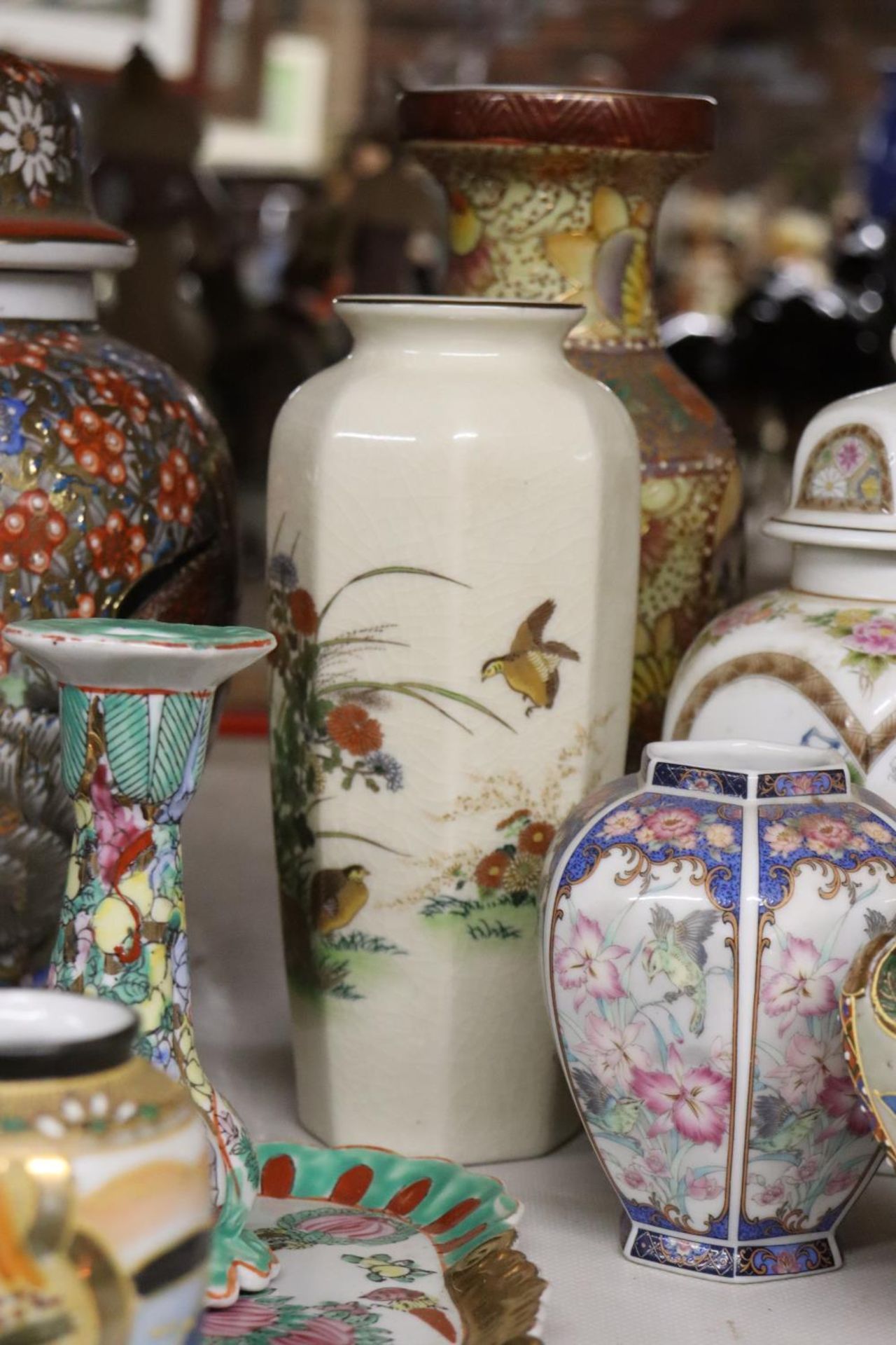 A QUANTITY OF ORIENTAL CERAMICS TO INCLUDE A HAND PAINTED VASE, CANDLE STICKS, TRINKET BOXES, ETC - Image 5 of 8