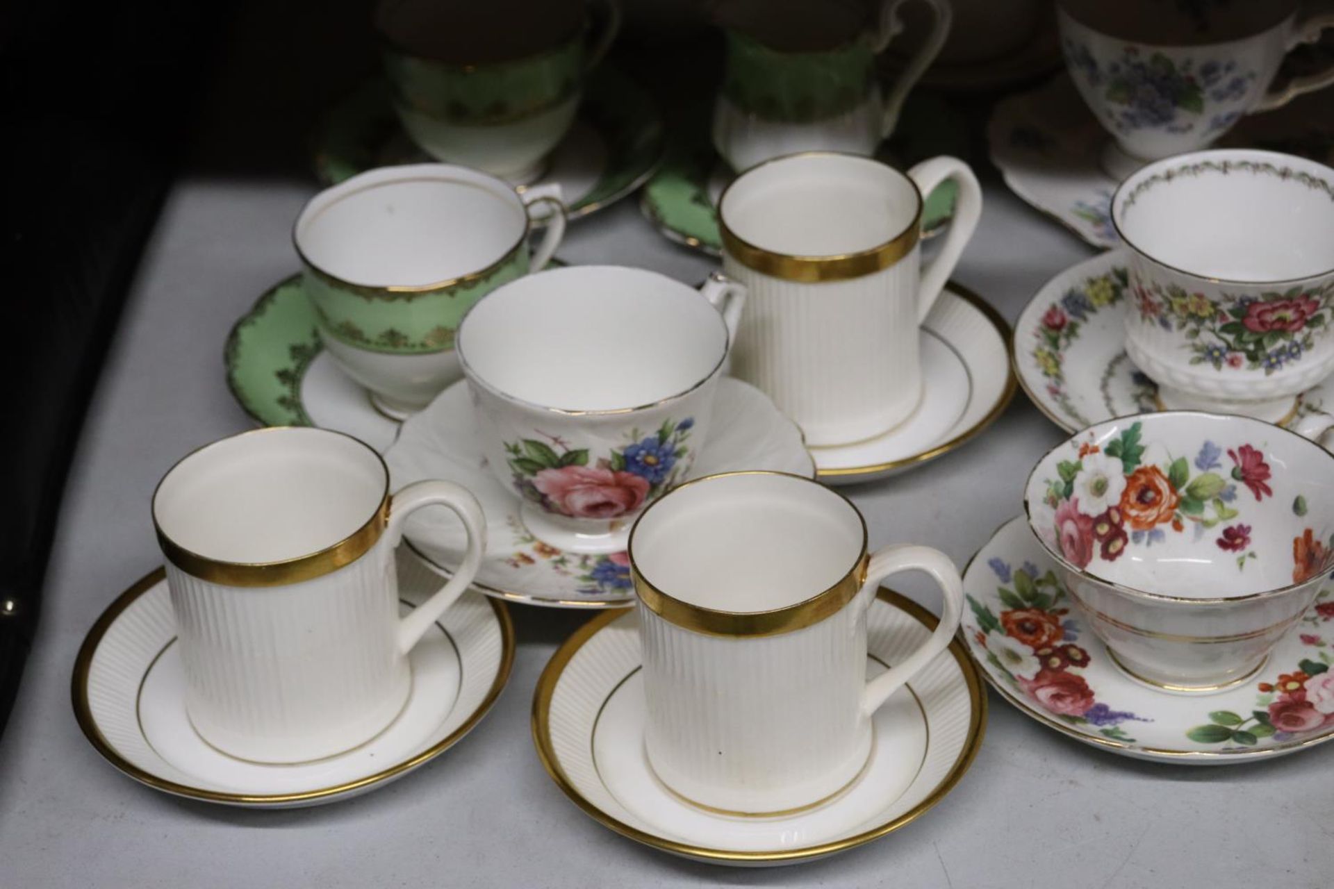 A LARGE QUANTITY OF VINTAGE CUPS, SAUCERS, PLATES, ETC TO INCLUDE ROYAL WORCESTER 'ABLA', CROWN - Image 2 of 5