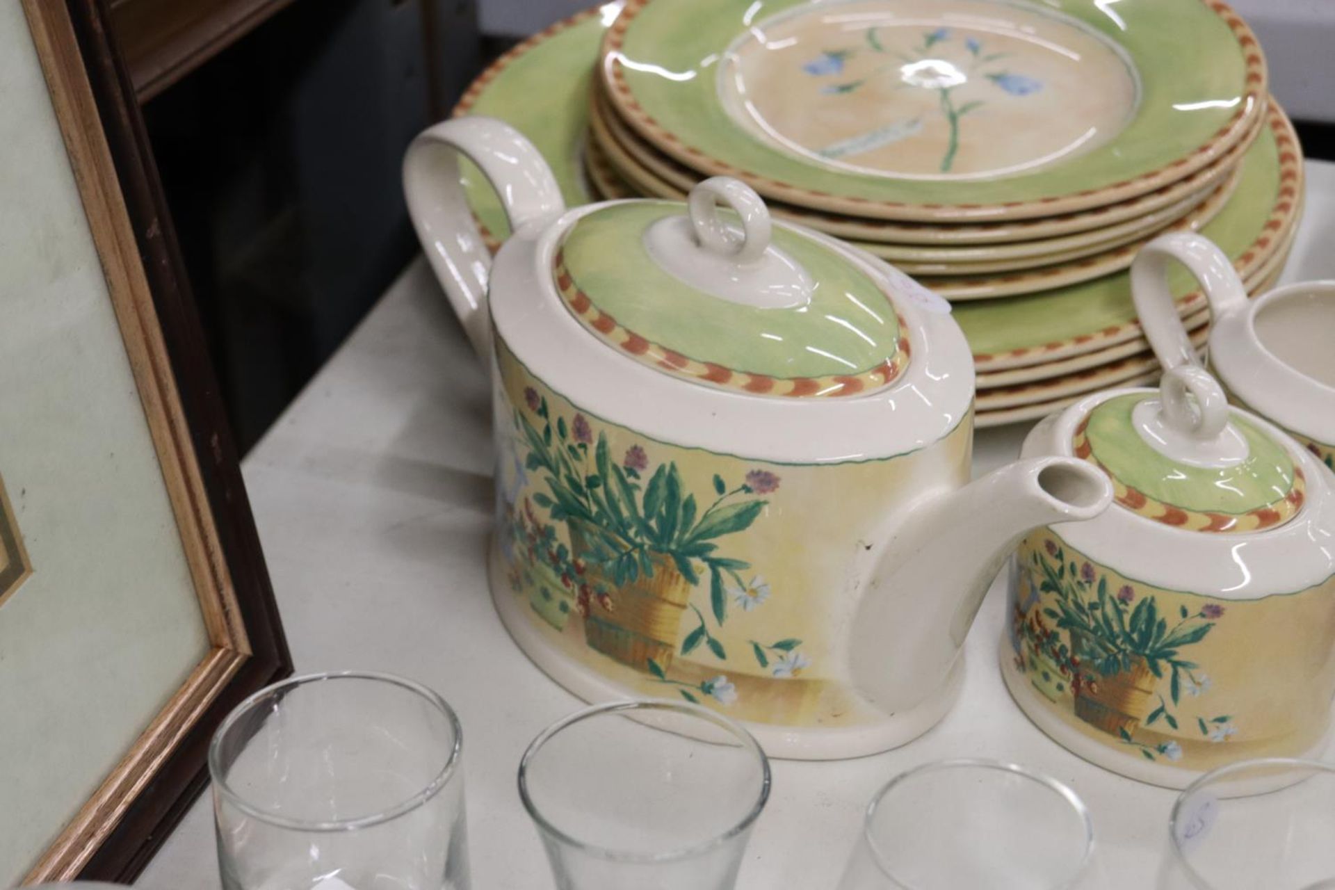 A PART DINNER SERVICE TO INCLUDE PLATES, LARGE BOWLS, DESSERT BOWLS, A TEAPOT, SUGAR BOWL, CREAM - Image 6 of 6