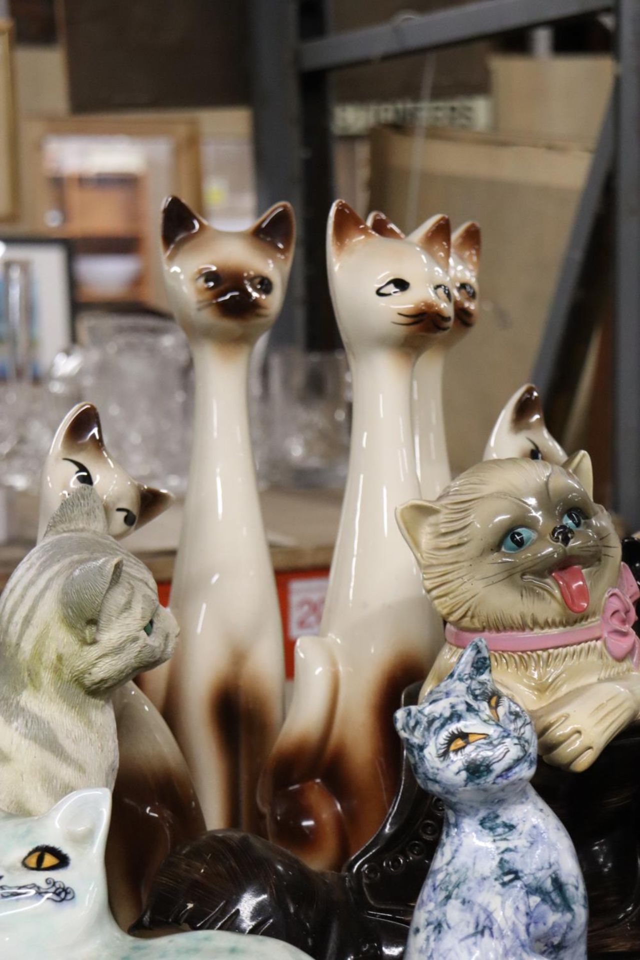 A MIXED LOT OF CAT ORNAMENTS - TO INCLUDE SOLO CRAFTS, BESWICK ETC - Image 2 of 6