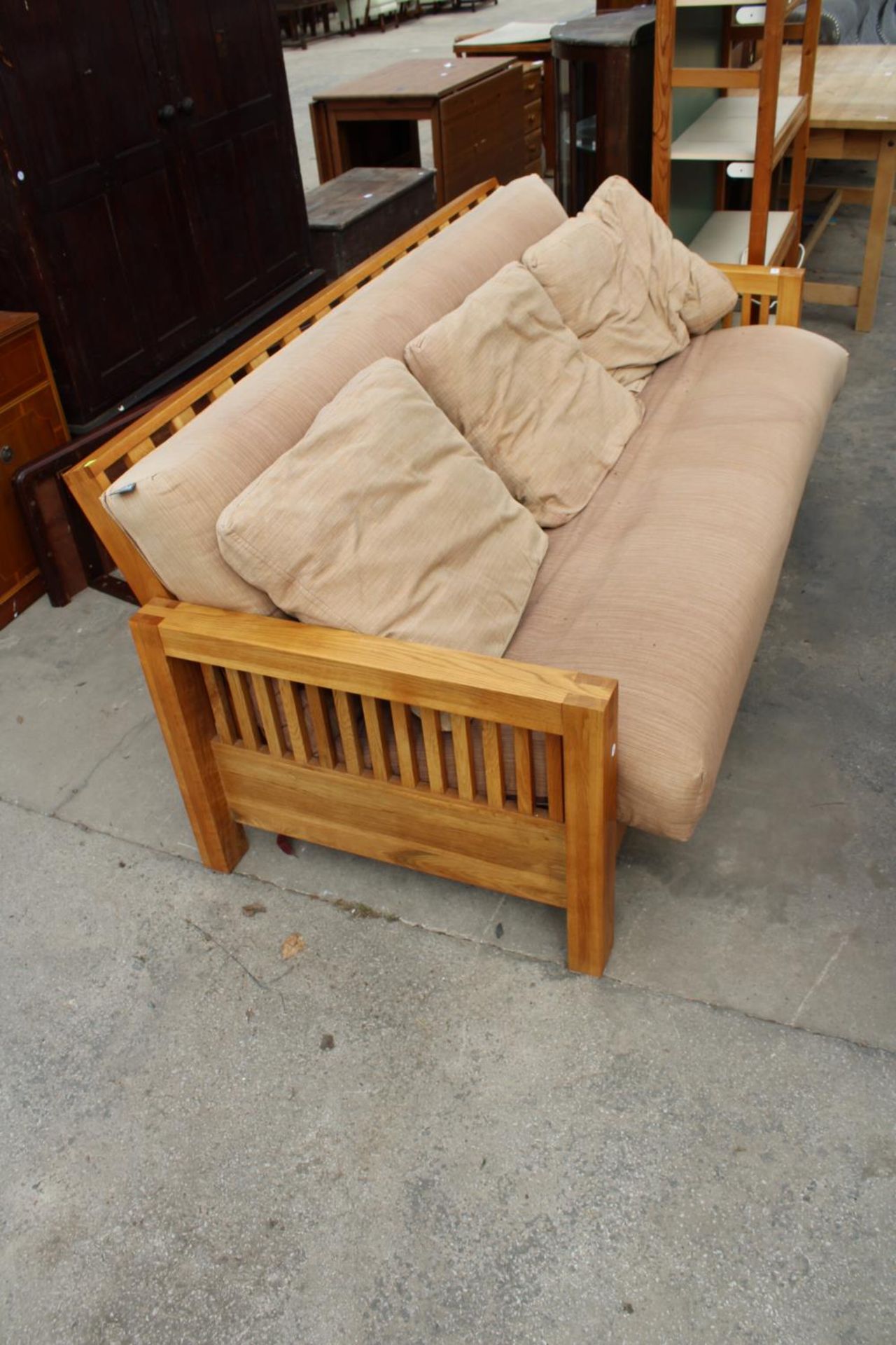 A MODERN FUTON COMPANY OAK FRAMED BED SETTEE - Bild 2 aus 5