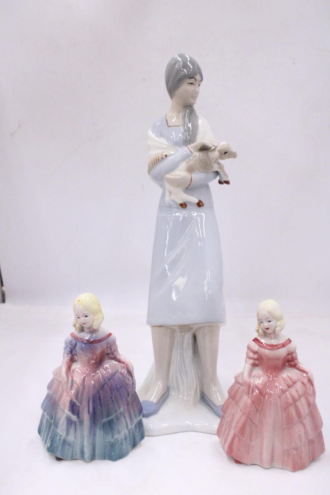 A LLADRO STYLE LADY FIGURE HOLDING A LAMB 38CM TALL, PLUS TWO ROYAL DOULTON STYLE FIGURES - Image 2 of 5