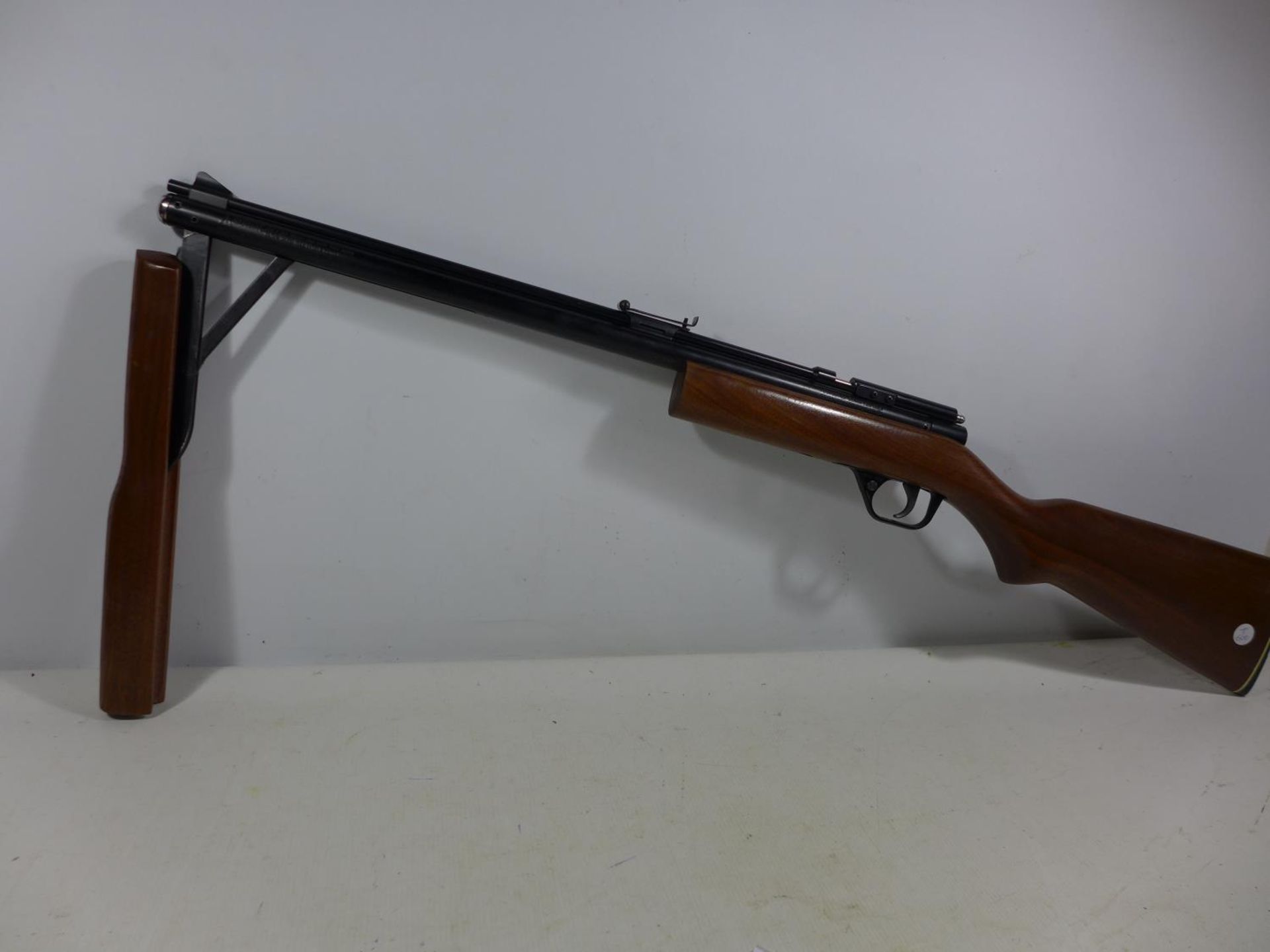 A CROSMAN C9A SERIES .177 CALIBRE AIR RIFLE SERIAL NO 800701590, 49CM BARREL, LENGTH 95CM TOGETHER - Image 6 of 7