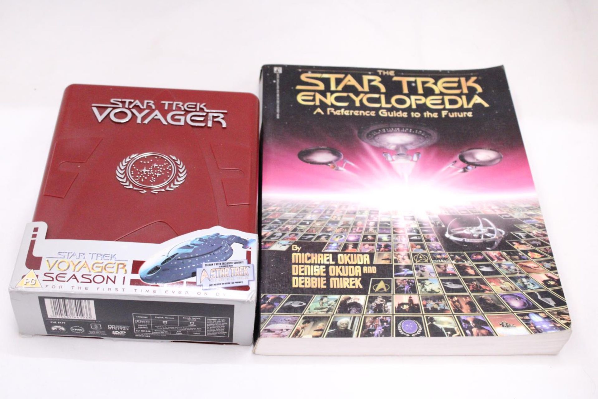 A LARGE STAR TREK ENCYCLOPEDIA AND SPECIAL PACK, SEASON 1, STAR TREK, VOYAGER DVD