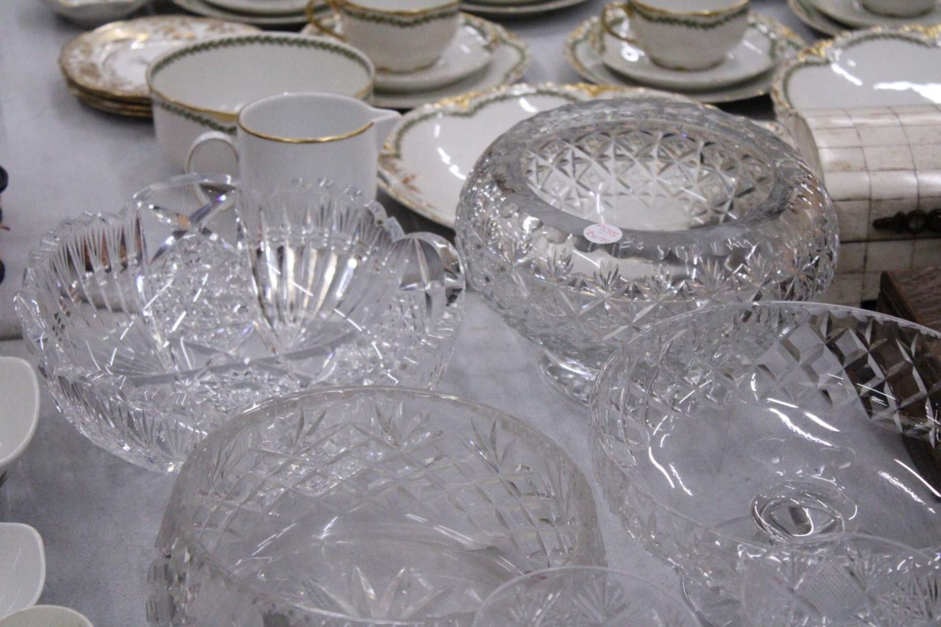 A LARGE QUANTITY OF GLASSWARE TO INCLUDE BOWLS, VASES, WINE GLASSES, ETC - Image 5 of 6