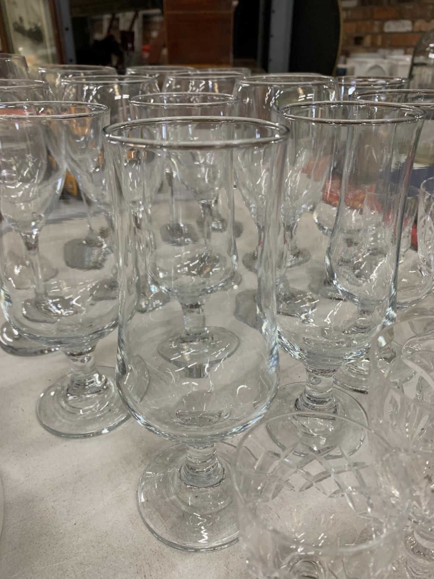 A QUANTITY OF GLASSES TO INCLUDE WINE, SHERRY, TUMBLERS, ETC - Bild 3 aus 4