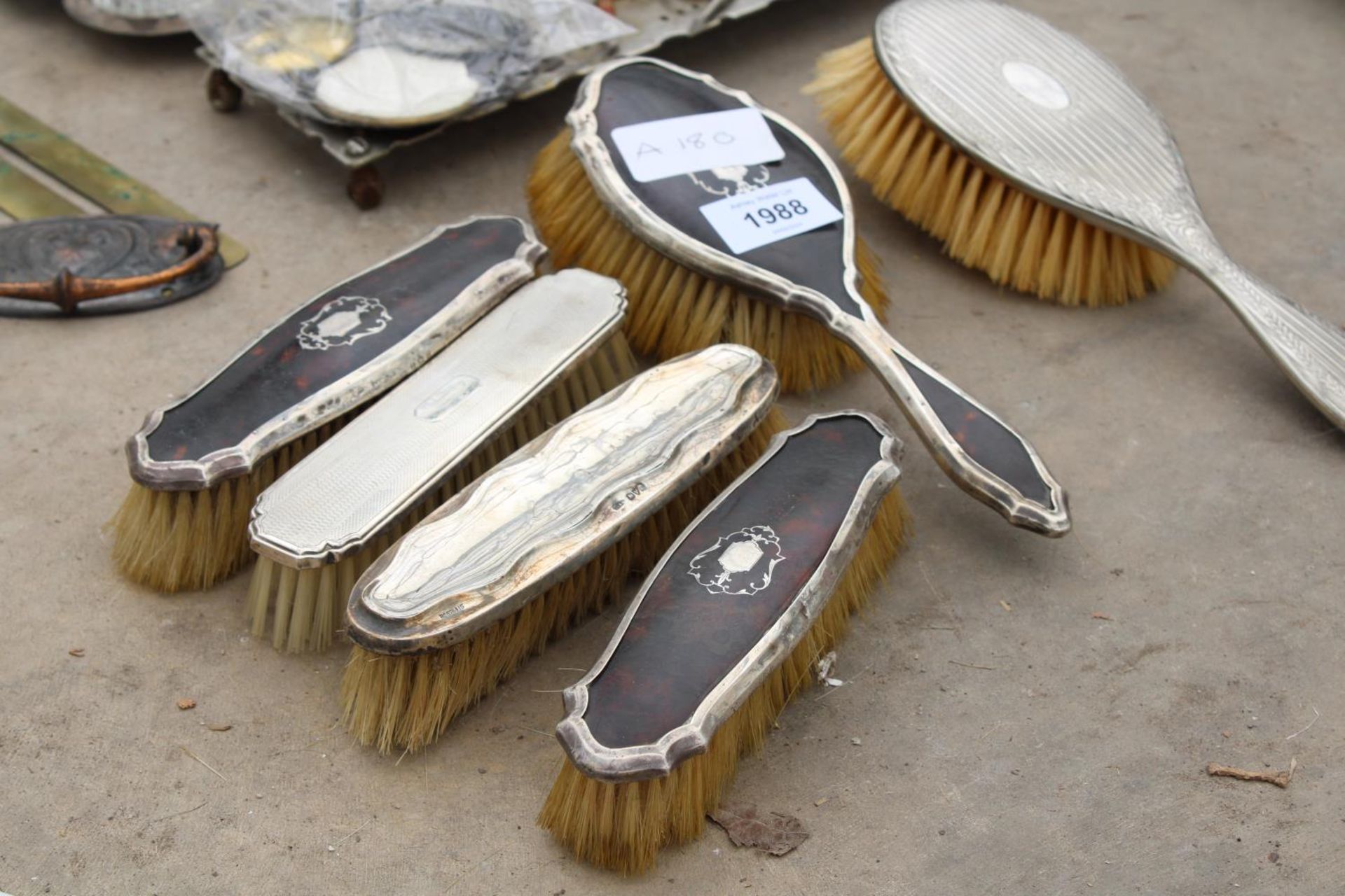 AN ASSORTMENT OF ITEMS TO INCLUDE HALLMARKED SILVER DRESSING TABLE BRUSHES, A CRUET SET AND SCISSORS - Bild 4 aus 4