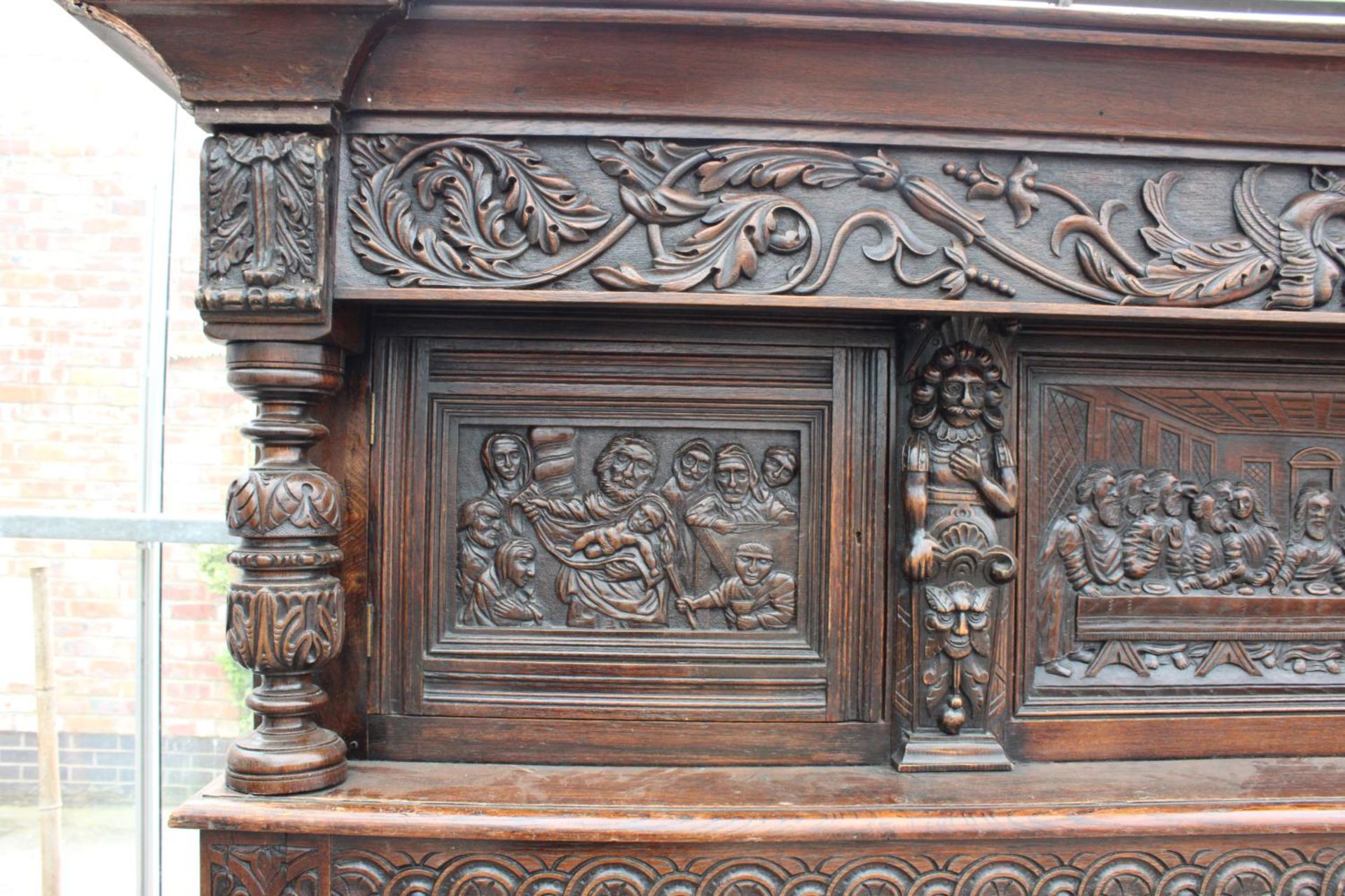 AN OAK GEORGE III STYLE COURT CUPBOARD WITH CARVED PANELS, THREE DEPICTING THE BIRTH AND - Bild 5 aus 13
