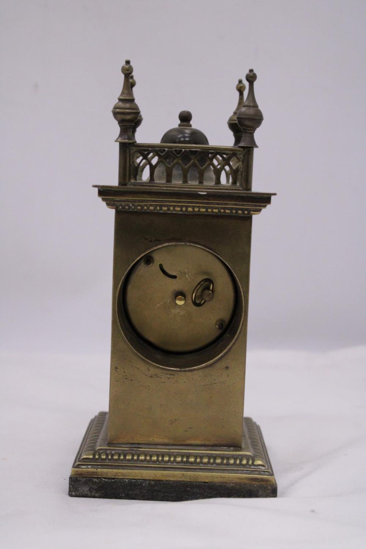 A VINTAGE BRASS MANTEL CLOCK ON A MARBLE BASE, WITH FOUR SPIRES TO THE TOP. WORKING WHEN - Image 4 of 5