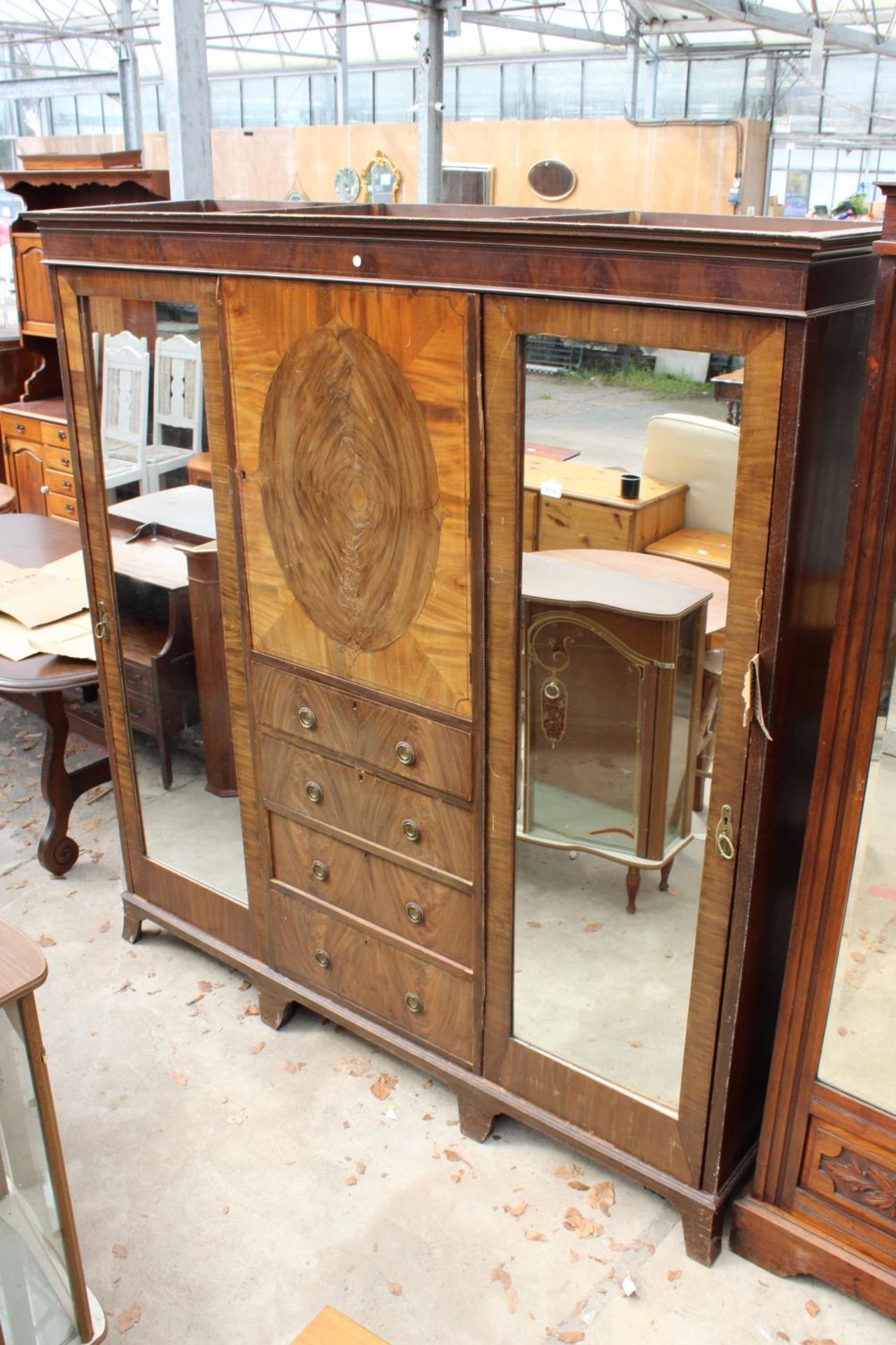 AN EDWARDIAN MAHOGANY DOUBLE MIRROR-DOOR WARDROBE ENCLOSING CUPBOARDS AND FOUR GRADUATED DRAWERS,