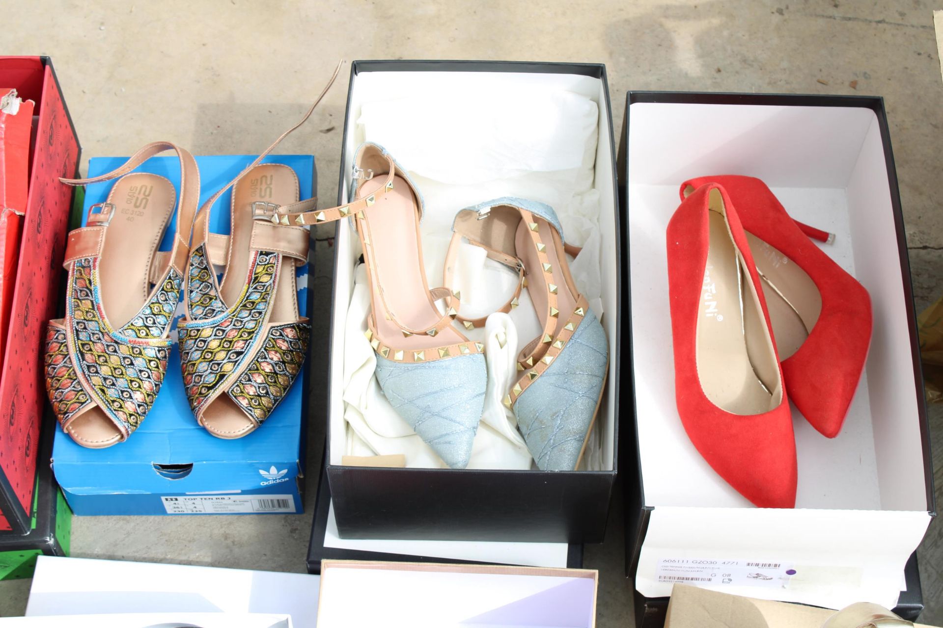 AN ASSORTMENT OF VARIOUS LADIES SHOES - Image 2 of 10