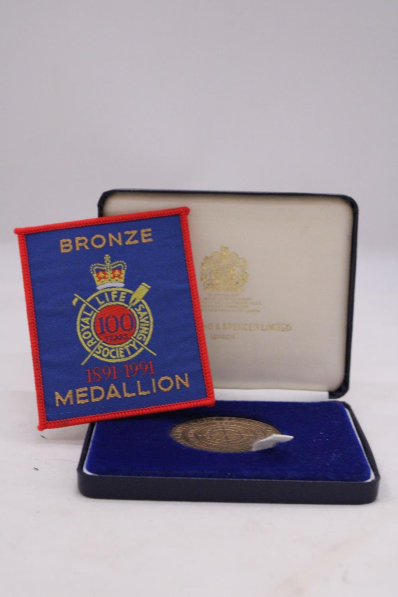 A BOXED BRONZE MEDAL AND ACCOMPANYING PATCH - Bild 2 aus 4