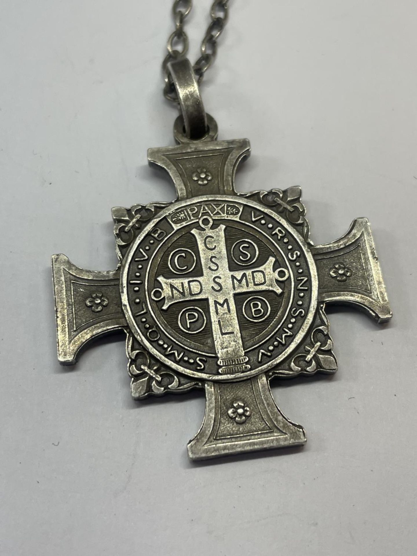 A SILVER RELIGIOUS NECKLACE - Image 2 of 3