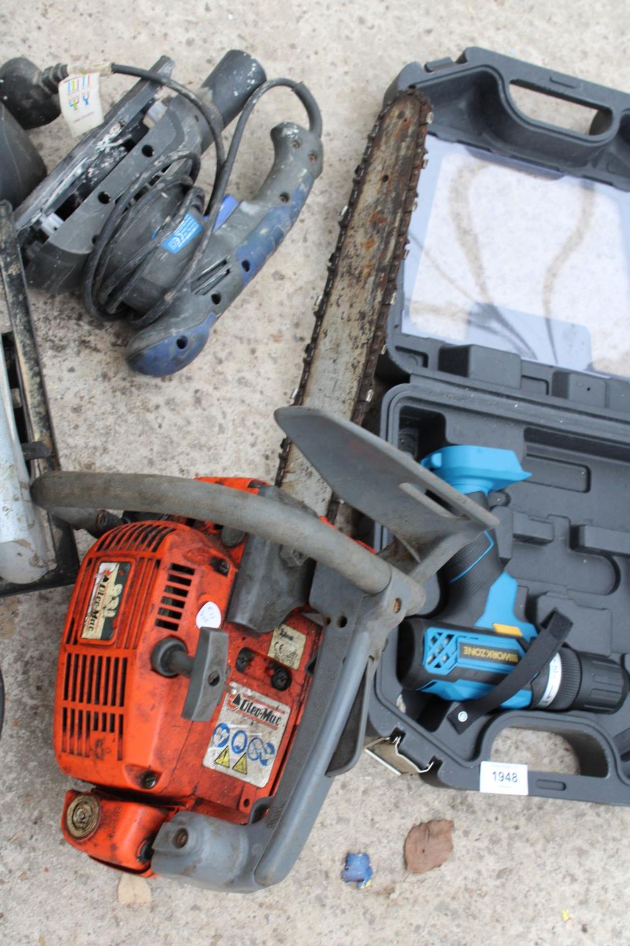 AN ASSORTMENT OF TOOLS TO INCLUDE A PETROL CHAINSAW AND A WORKZONE BATTERY DRILL ETC - Image 2 of 4