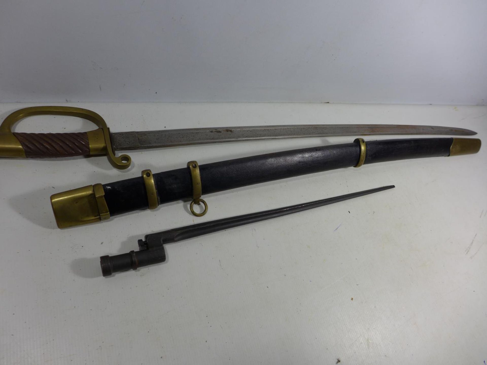 A REPLICA IMPERIAL RUSSIAN COSSACK SWORD AND SCABBARD WITH INTEGRAL BAYONET, 82CM BLADE, LENGTH 98CM - Bild 3 aus 7