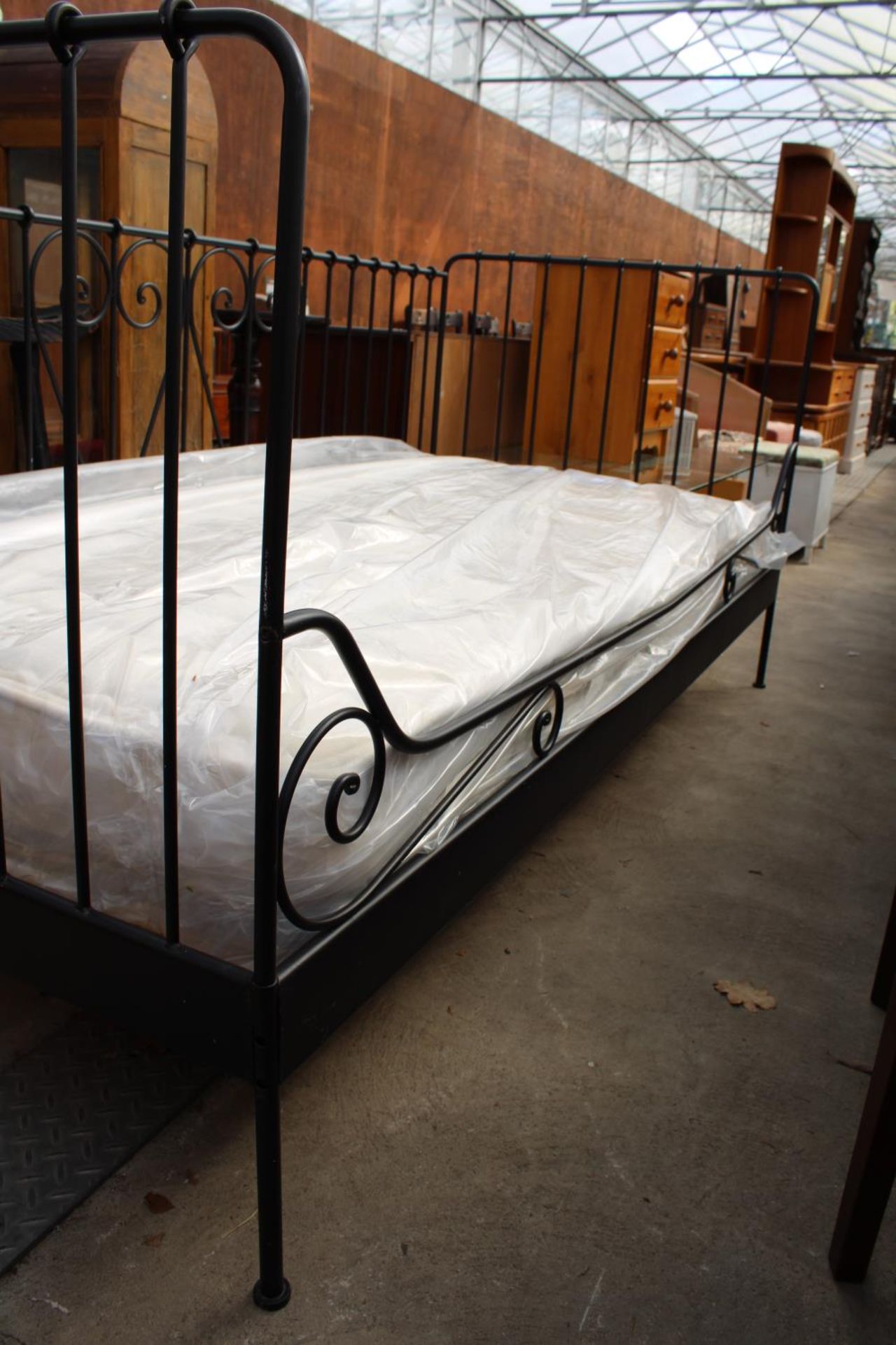 A MODERN 3' TUBULAR BED FRAME WITH POSTUREPEDIC BONANZA MATTRESS - Bild 2 aus 4