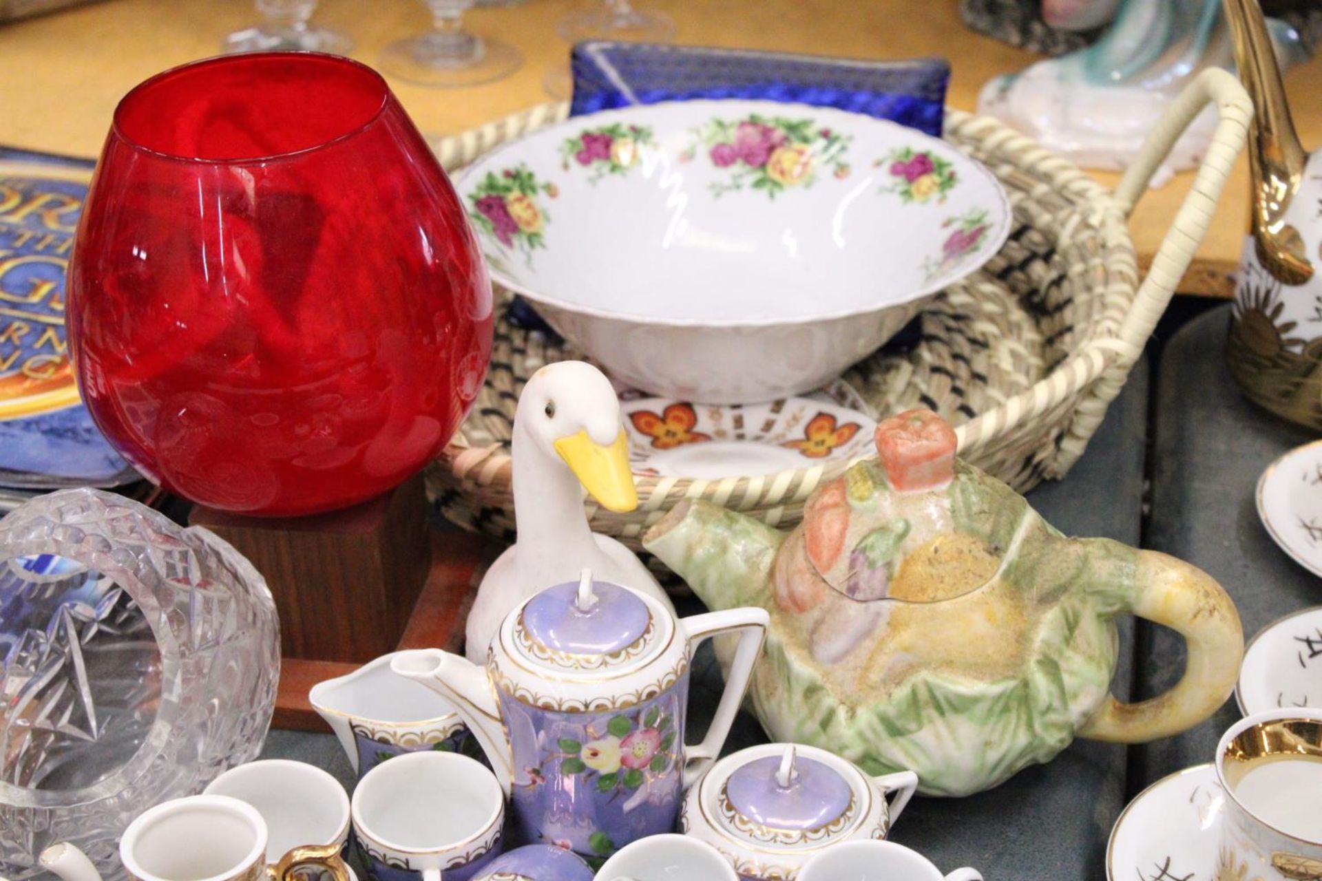 A LARGE MIXED LOT TO INCLUDE A MINIATURE TEASET, NOVELTY SALT AND PEPPER POTS, PAPER WEIGHTS, - Bild 4 aus 7