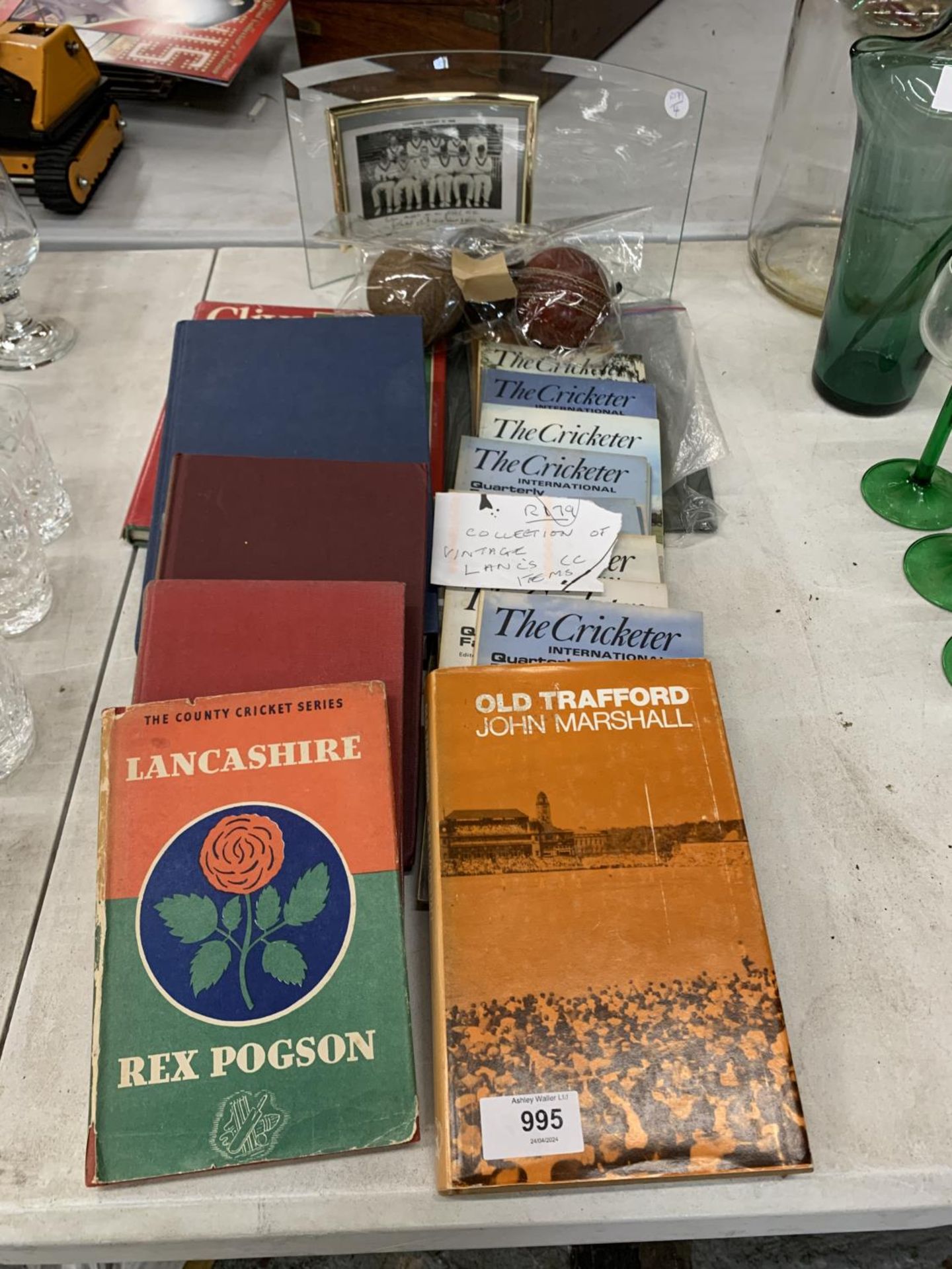 A COLLECTION OF VINTAGE LANCASHIRE CRICKET CLUB ITEMS TO INCLUDE BOOKS, A SIGNED 1948 PHOTO AND