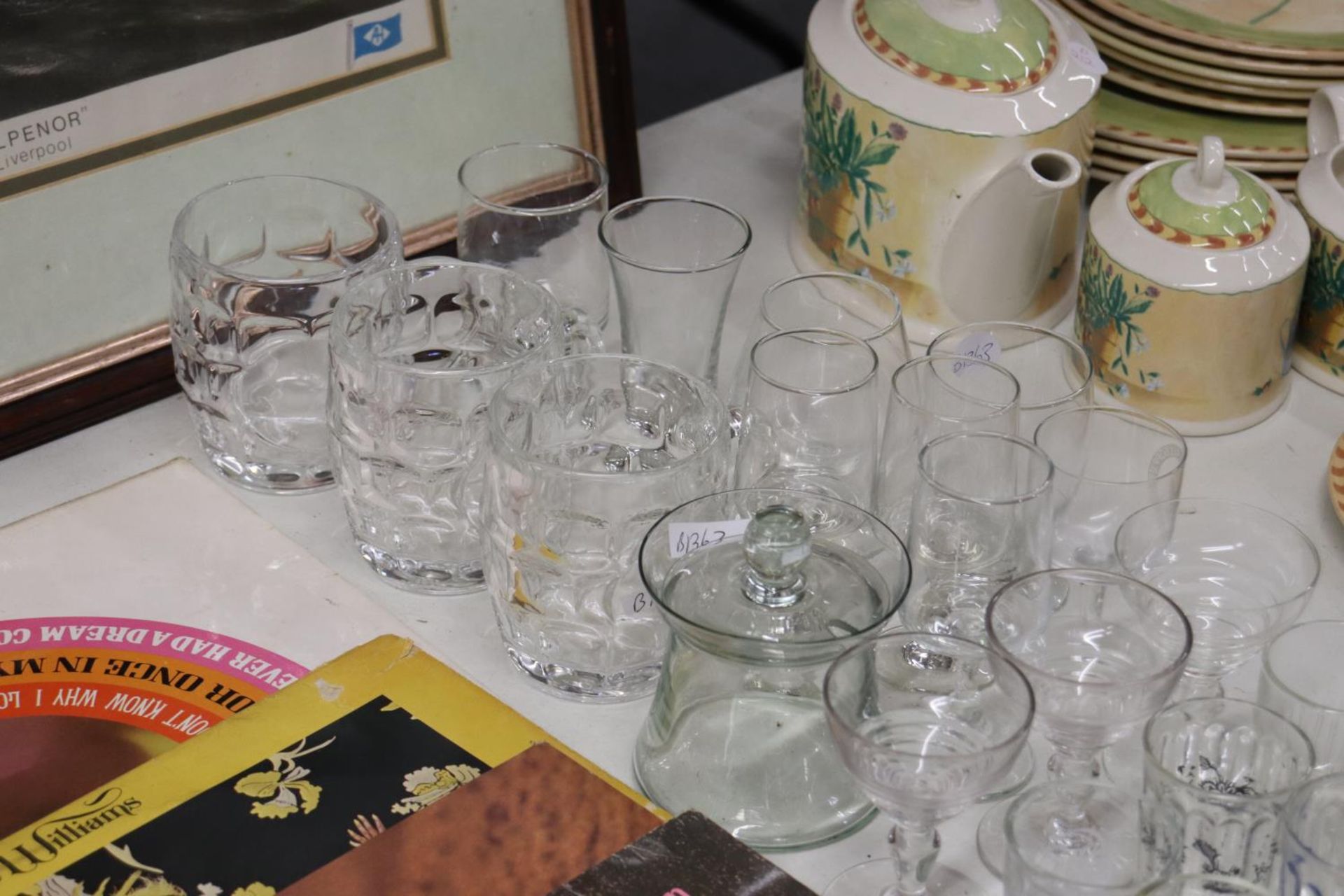 A QUANTITY OF GLASSES TO INCLUDE SHOT GLASSES, BEER TANKARDS, CRUET SET, ETC - Image 5 of 6