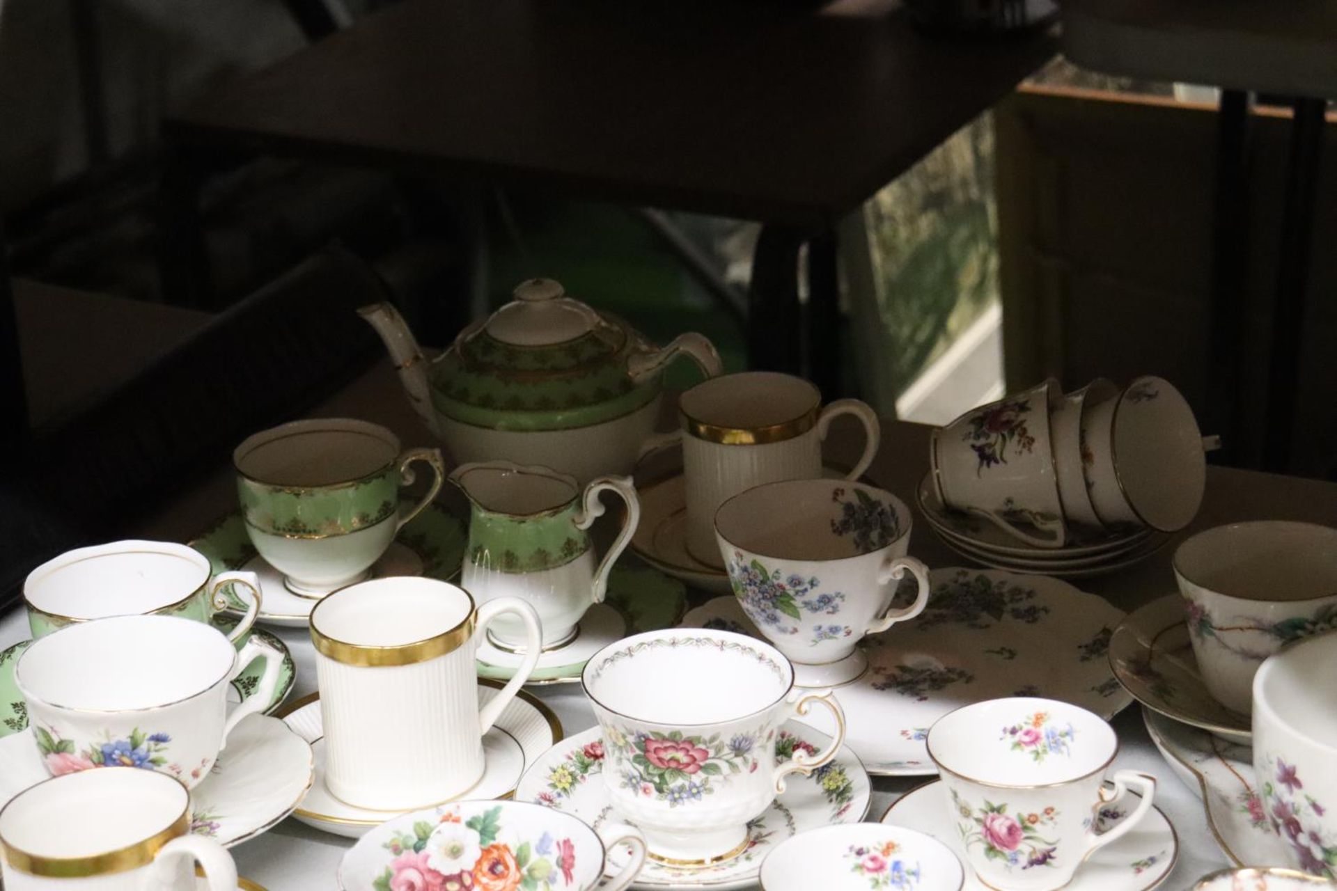 A LARGE QUANTITY OF VINTAGE CUPS, SAUCERS, PLATES, ETC TO INCLUDE ROYAL WORCESTER 'ABLA', CROWN - Image 5 of 5