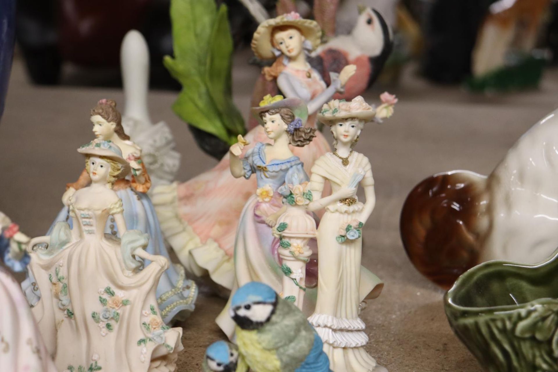 A QUANTITY OF LADY FIGURES TO INCLUDE THE LEONARDO COLLECTION AND SHUDEHILL, PLUS TWO BIRD MODELS - Image 3 of 6