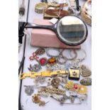 A QUANTITY OF COSTUME JEWELLERY TO INCLUDE BROOCHES, BANGLES, BRACELETS, ETC PLUS A SMALL WOOD AND