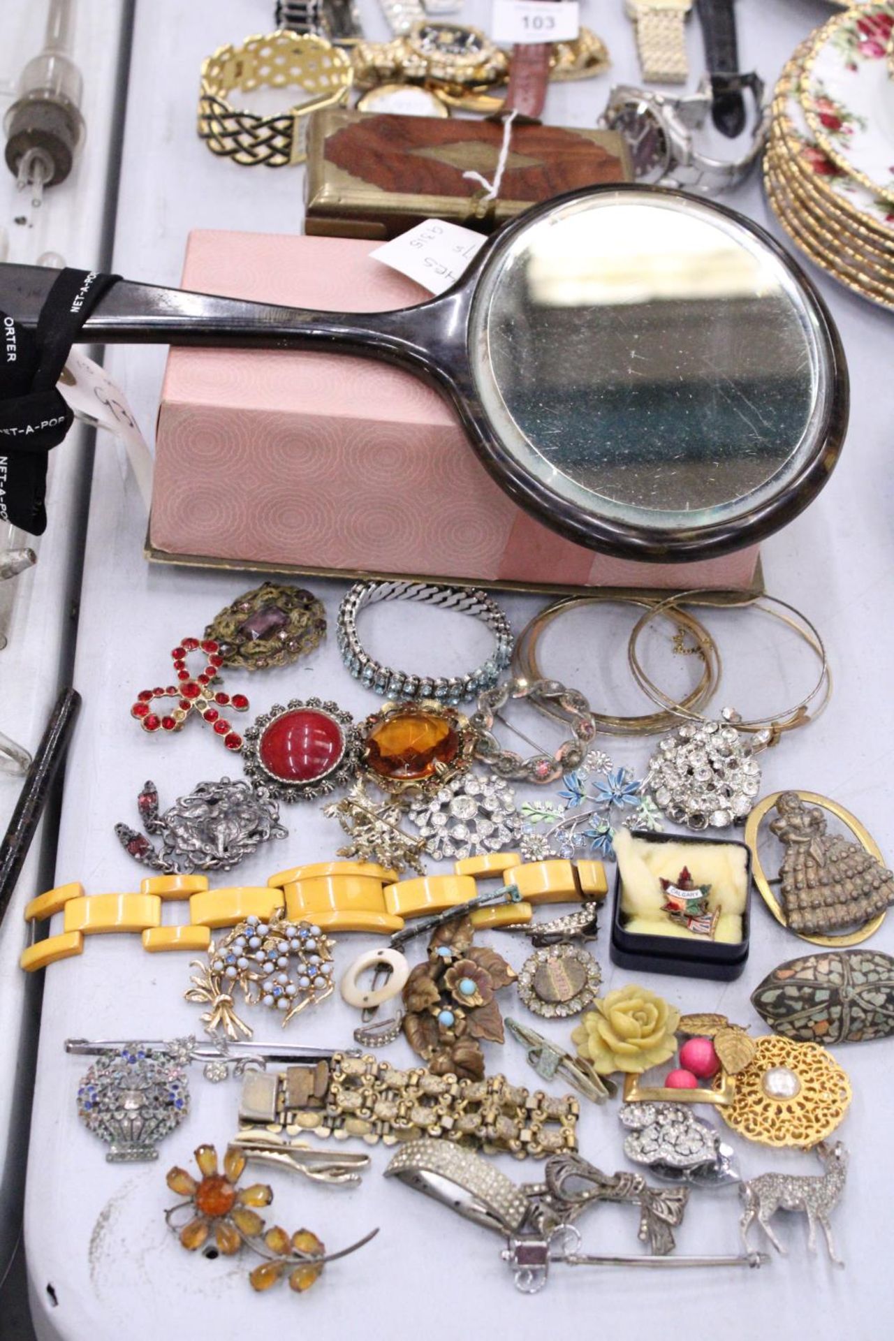 A QUANTITY OF COSTUME JEWELLERY TO INCLUDE BROOCHES, BANGLES, BRACELETS, ETC PLUS A SMALL WOOD AND