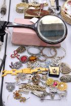 A QUANTITY OF COSTUME JEWELLERY TO INCLUDE BROOCHES, BANGLES, BRACELETS, ETC PLUS A SMALL WOOD AND