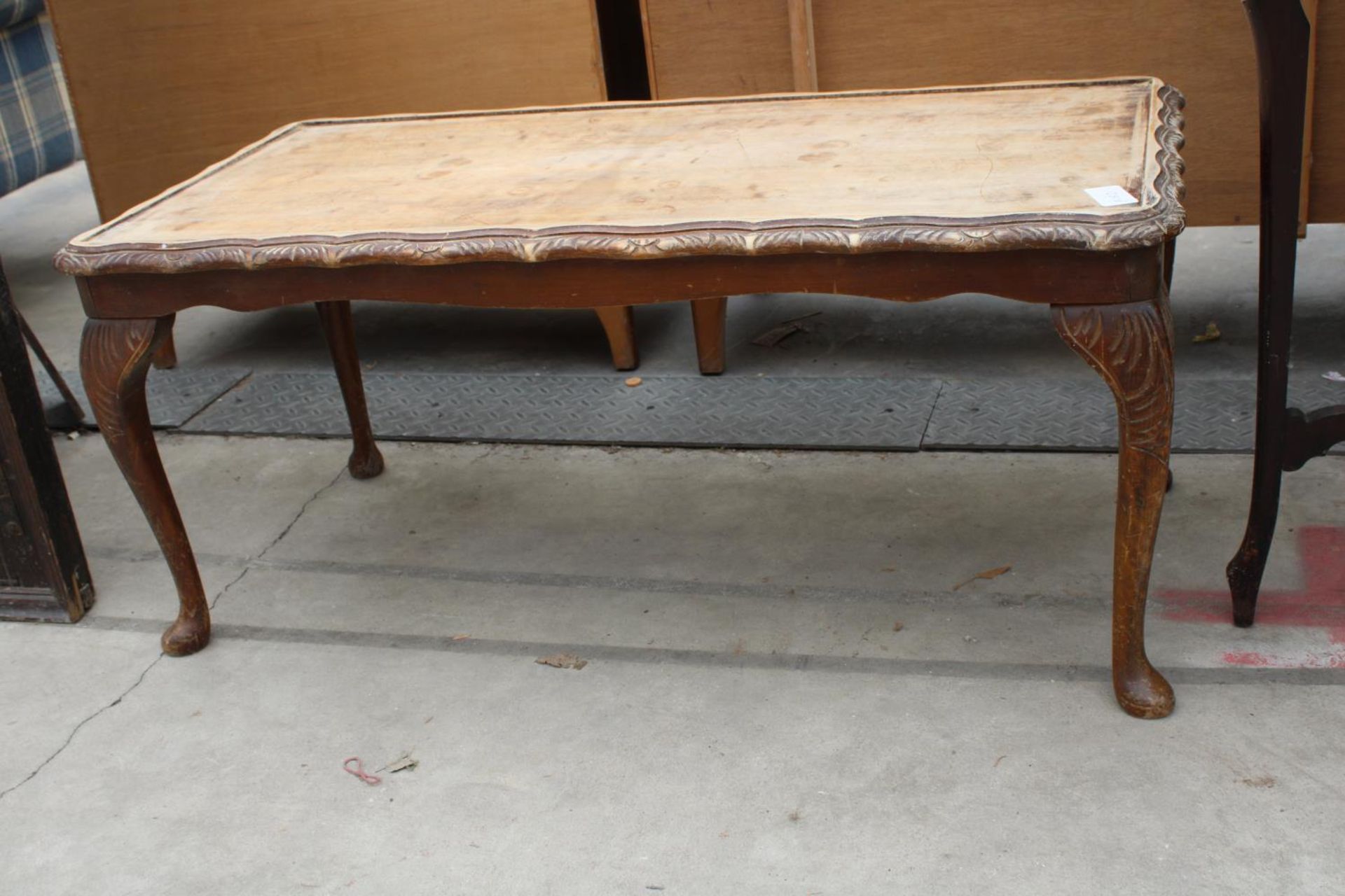 A LATE VICTORIAN TWO TIER CENTRE TABLE AND MODERN COFFEE TABLE - Bild 3 aus 4