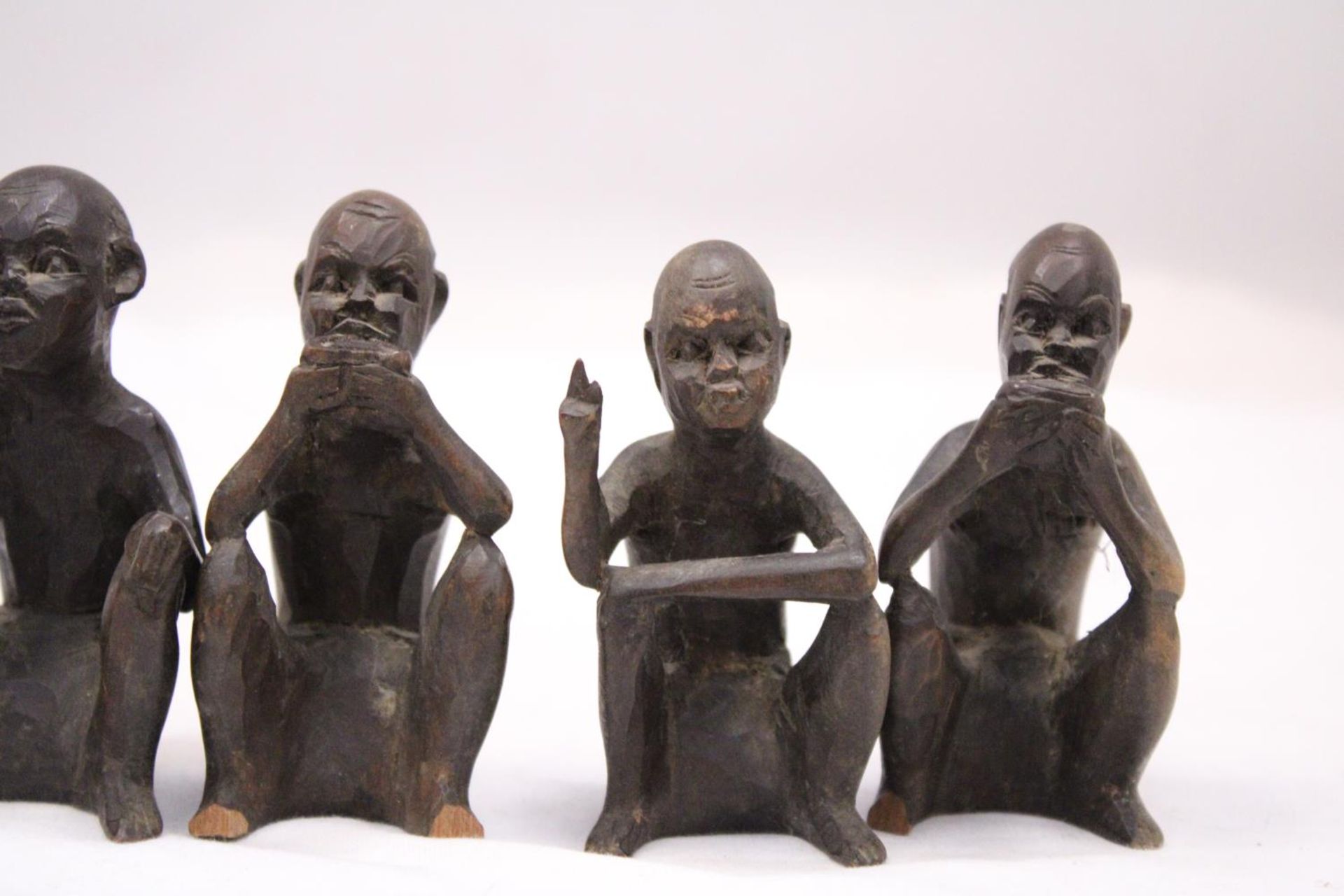 A COLLECTION OF FIVE VINTAGE WOODEN AFRICAN FIGURES - Image 5 of 5
