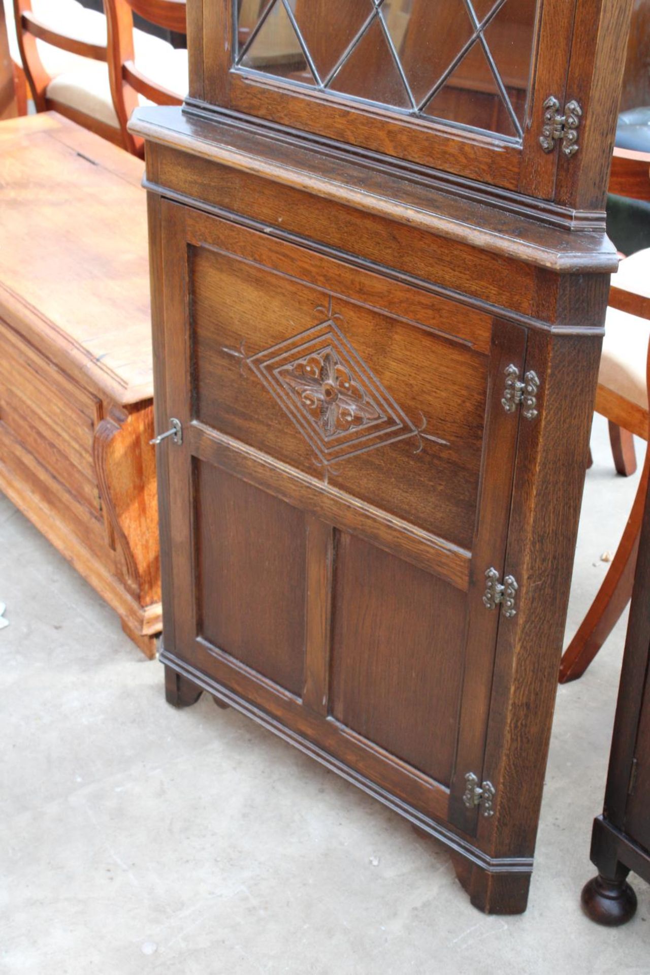 A MODERN OAK CORNER CUPBOARD WITH GLAZED AND LEADED UPPER PORTION - Image 3 of 5