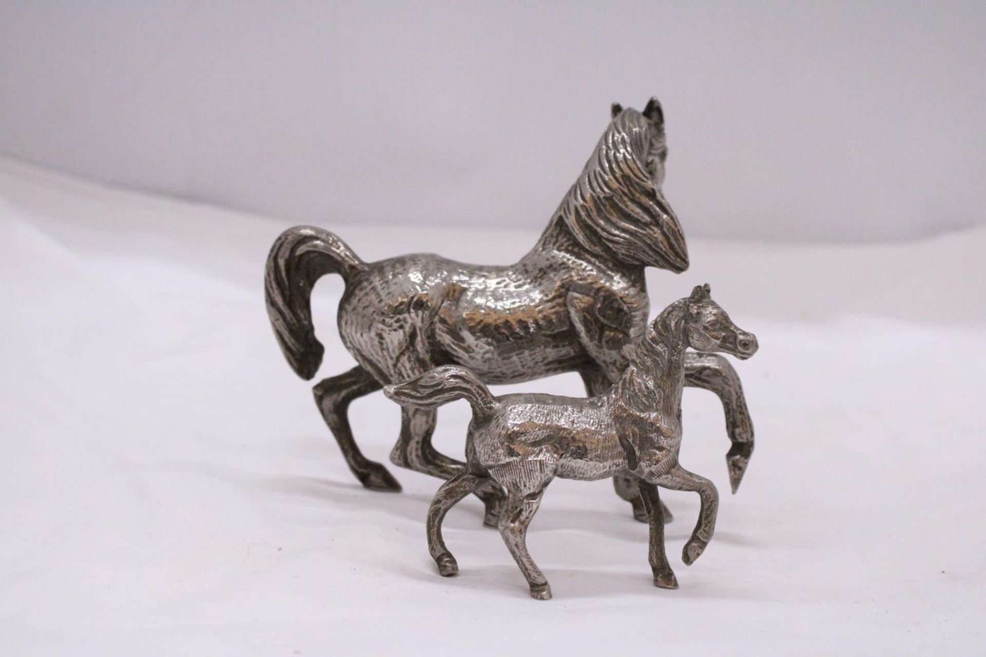 TWO WHITE METAL MODELS OF HORSES - Bild 4 aus 5