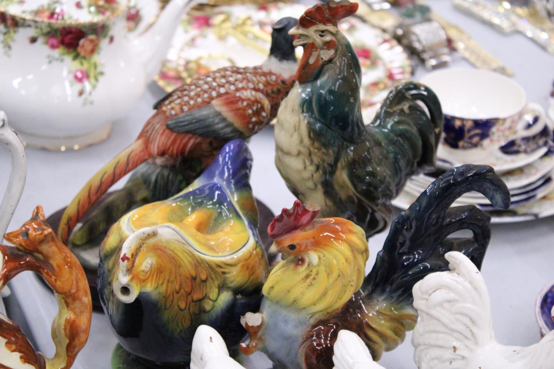 A MIXED LOT OF CHICKEN ORMAMENTS TO INCLUDE A TEAPOT AND A PHEASANT ON WOODEN PLINTH - Image 3 of 6