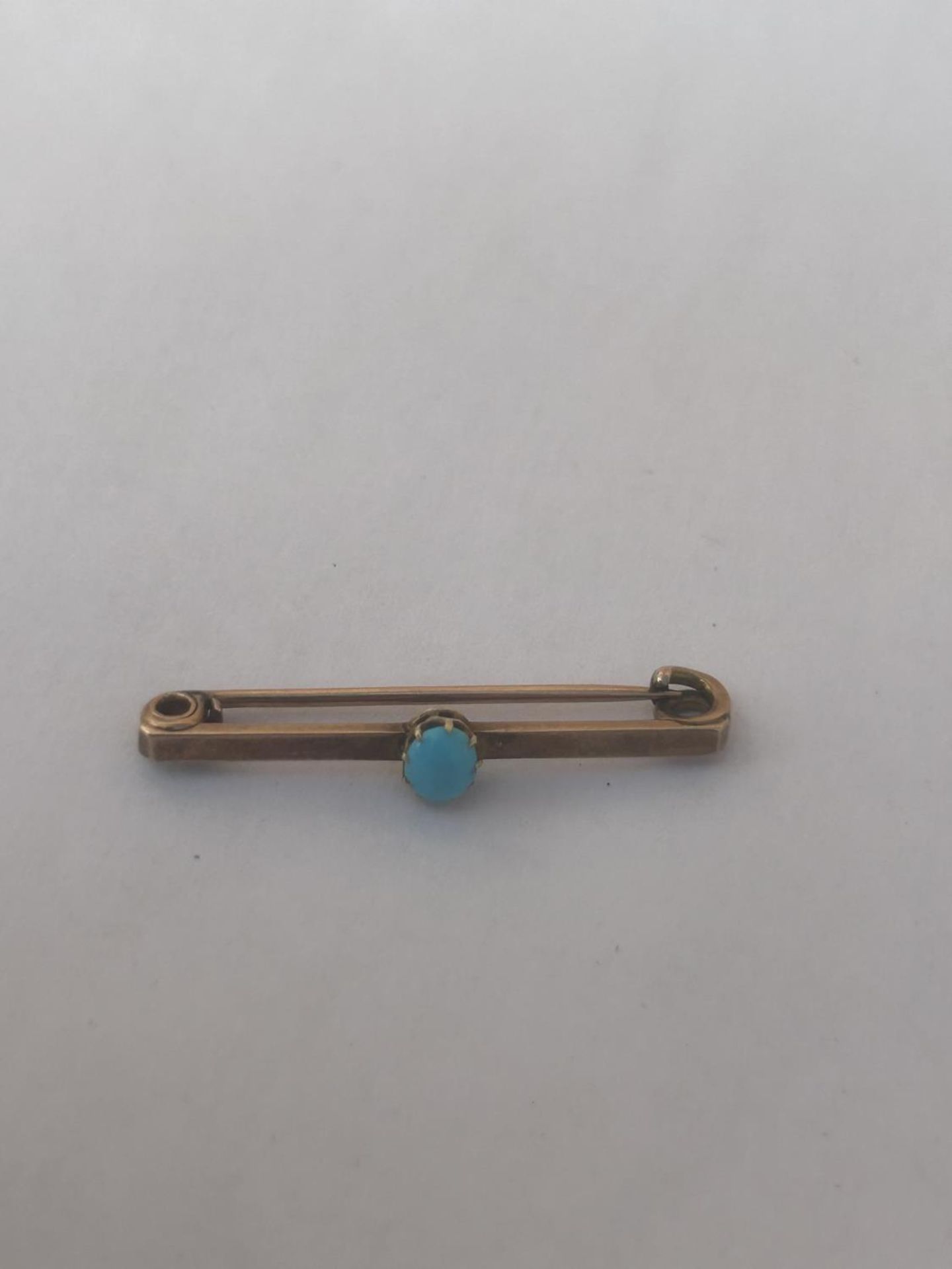 A VINTAGE 14CT GOLD AND SAPPHIRE STICK PIN MARKED 585, WITH A VINTAGE UNMARKED YELLOW BROOCH WITH - Image 4 of 4