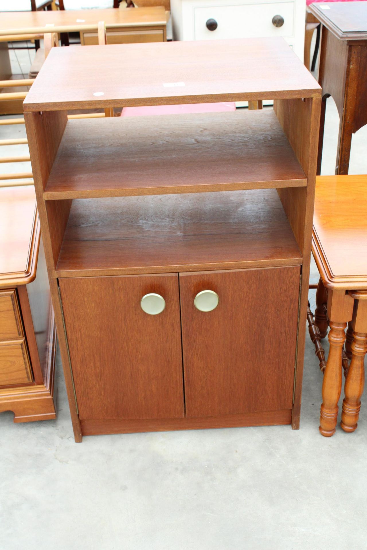 A MODERN TEAK, 2 DOOR SIDE CABINET WITH OPEN SHELF, 20.5 INCHES WIDE