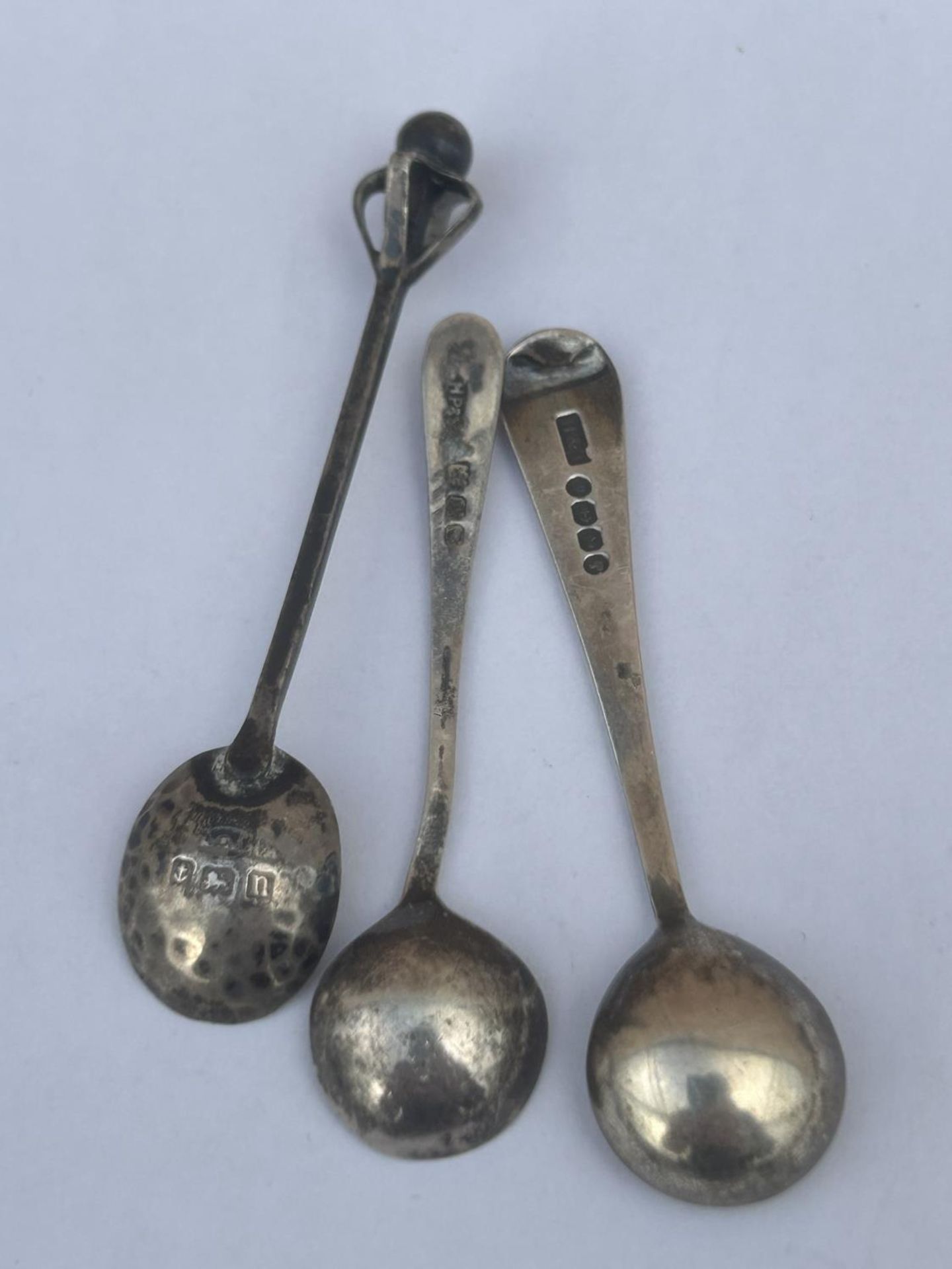 A COLLECTION OF HALLMARKED SILVER ITEMS TO INCLUDE SPOONS, SUGAR TONGS, ETC, WEIGHT 118 G - Image 4 of 4
