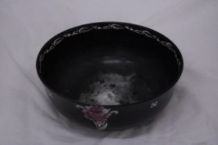 A VINTAGE SHELLEY BOWL, BLACK WITH FLORAL PATTERN, DIAMETER 24CM, SOME PAINTED RUBBED OFF FROM THE
