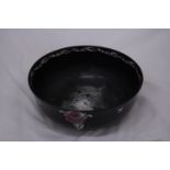 A VINTAGE SHELLEY BOWL, BLACK WITH FLORAL PATTERN, DIAMETER 24CM, SOME PAINTED RUBBED OFF FROM THE