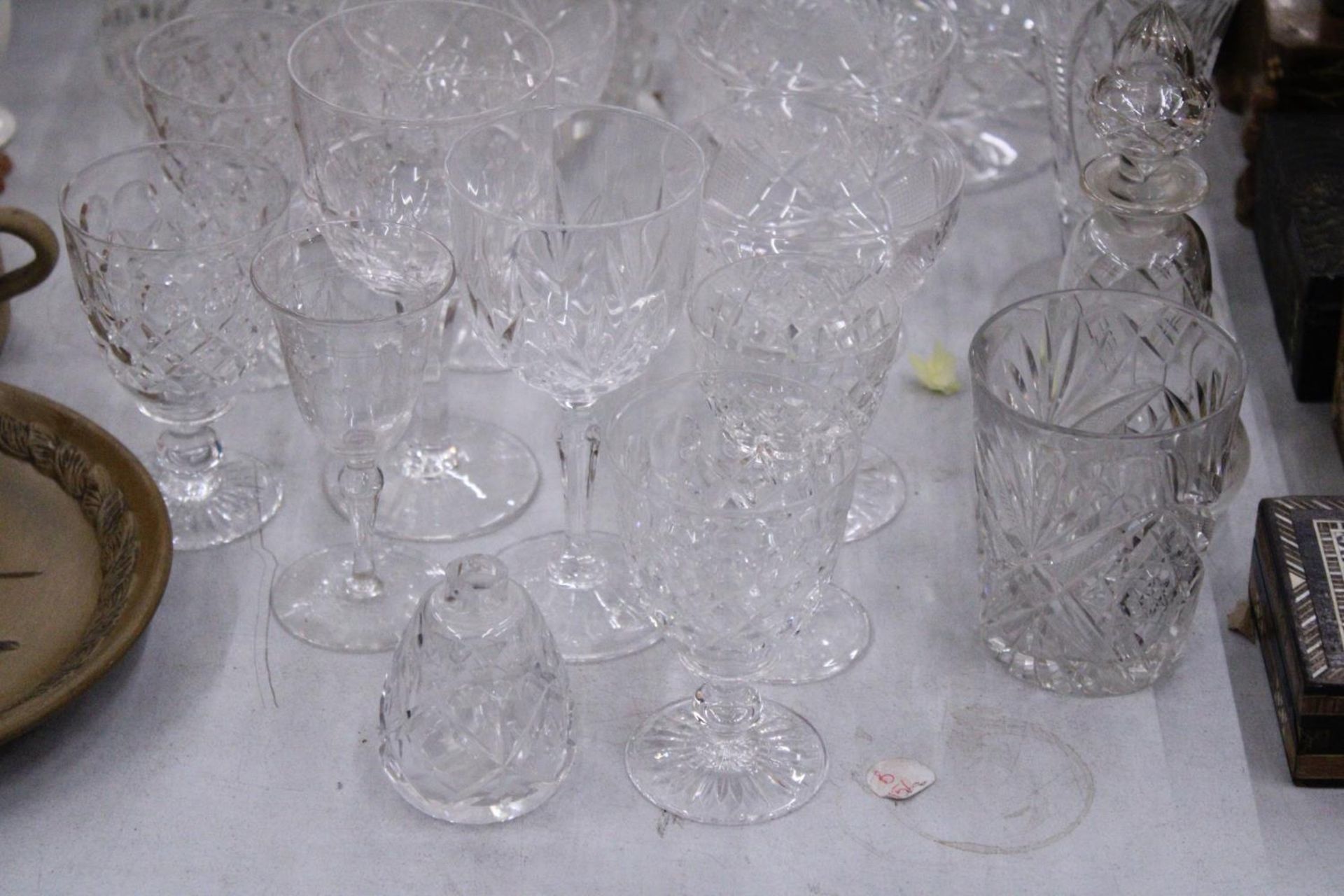 A LARGE QUANTITY OF GLASSWARE TO INCLUDE BOWLS, VASES, WINE GLASSES, ETC - Bild 2 aus 6