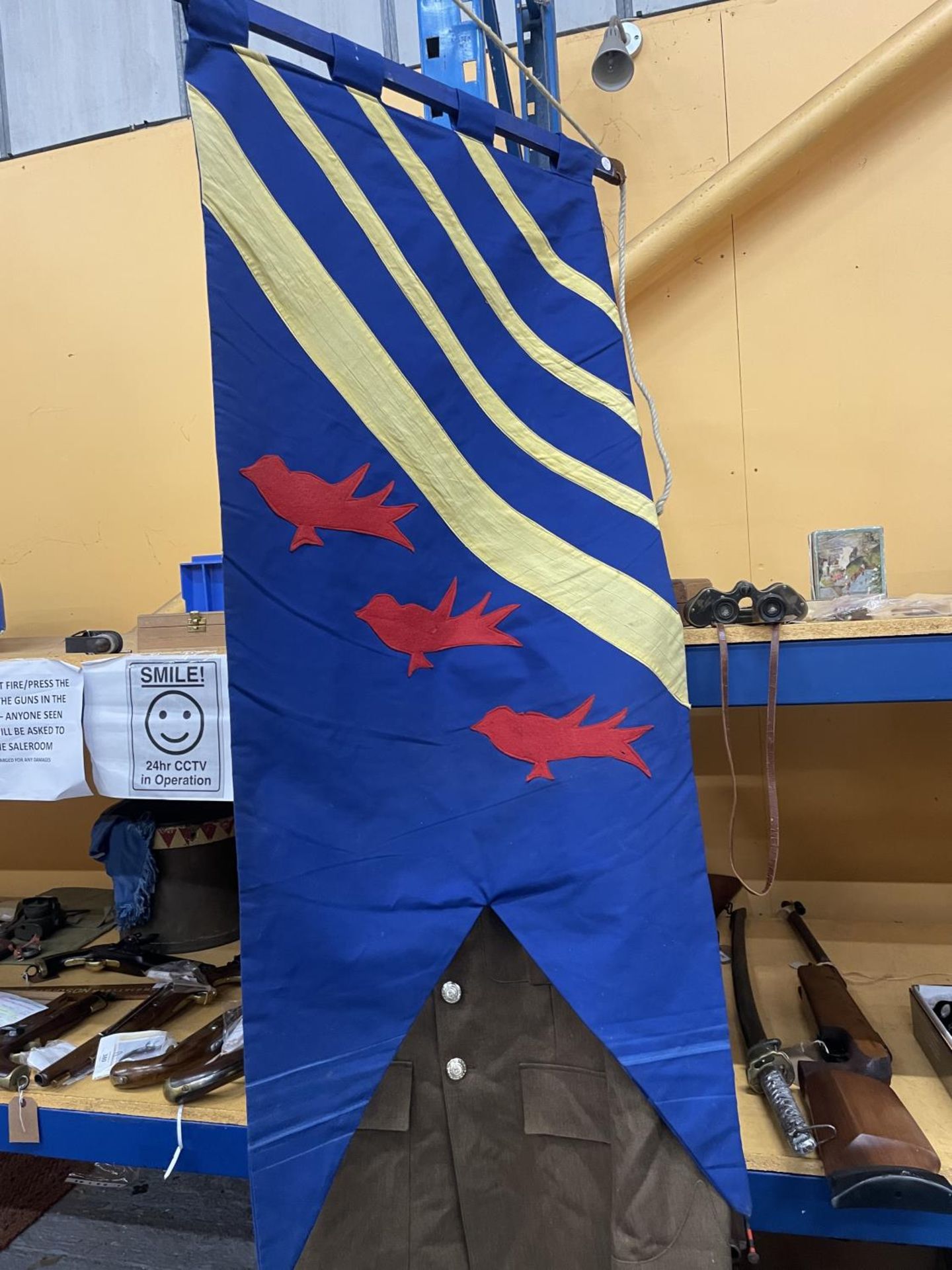 A LARGE HERALDIC BANNER, 135 X 57CM - Image 3 of 4