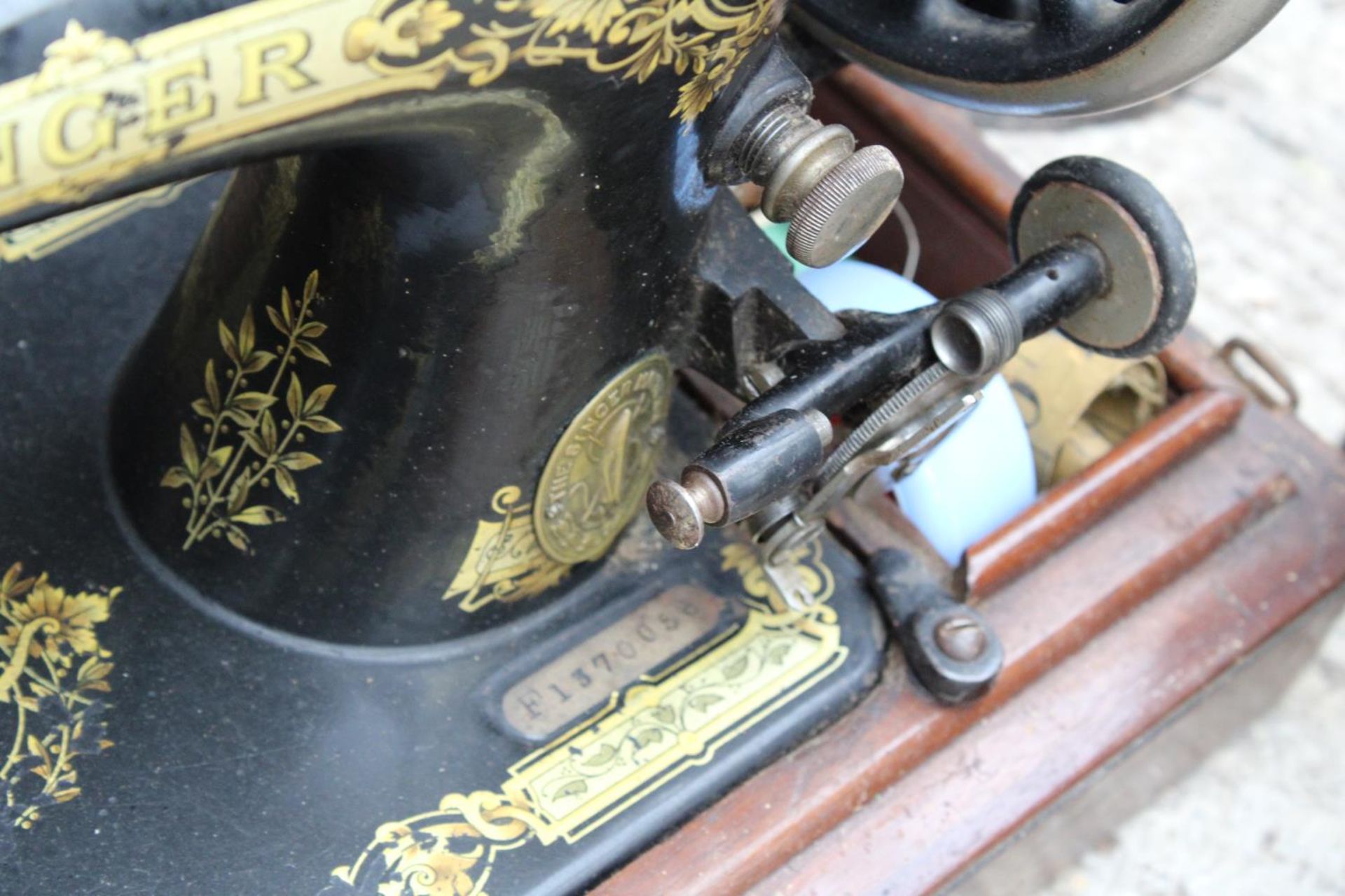 A VINTAGE SINGER SEWING MACHINE WITH WOODEN CARRY CASE - Image 4 of 4