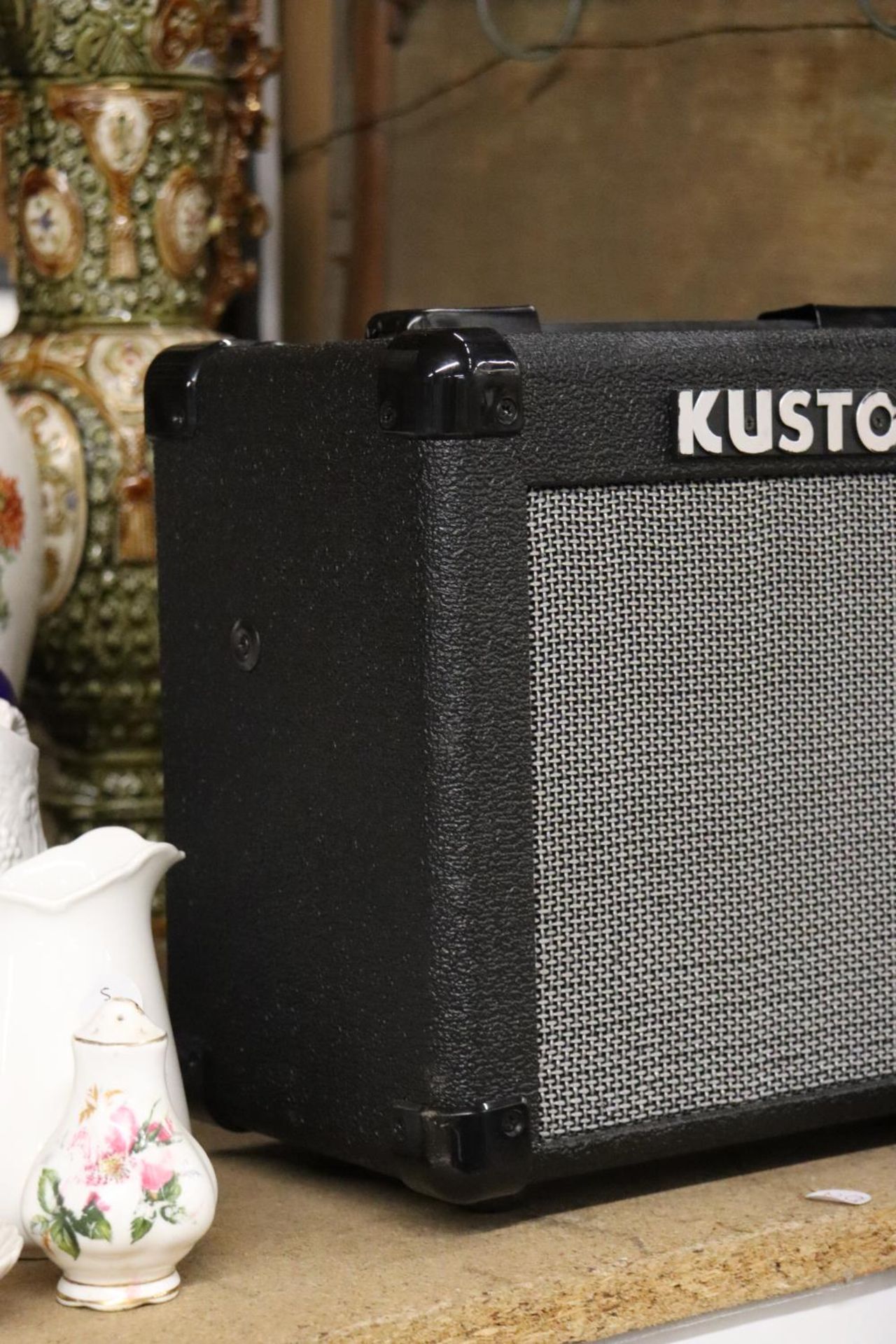 A KUSTOM KGA 10 LEAD GUITAR AMPLIFIER, WORKING AT TIME OF CATALOGUING, NO WARRANTY GIVEN - Image 2 of 5