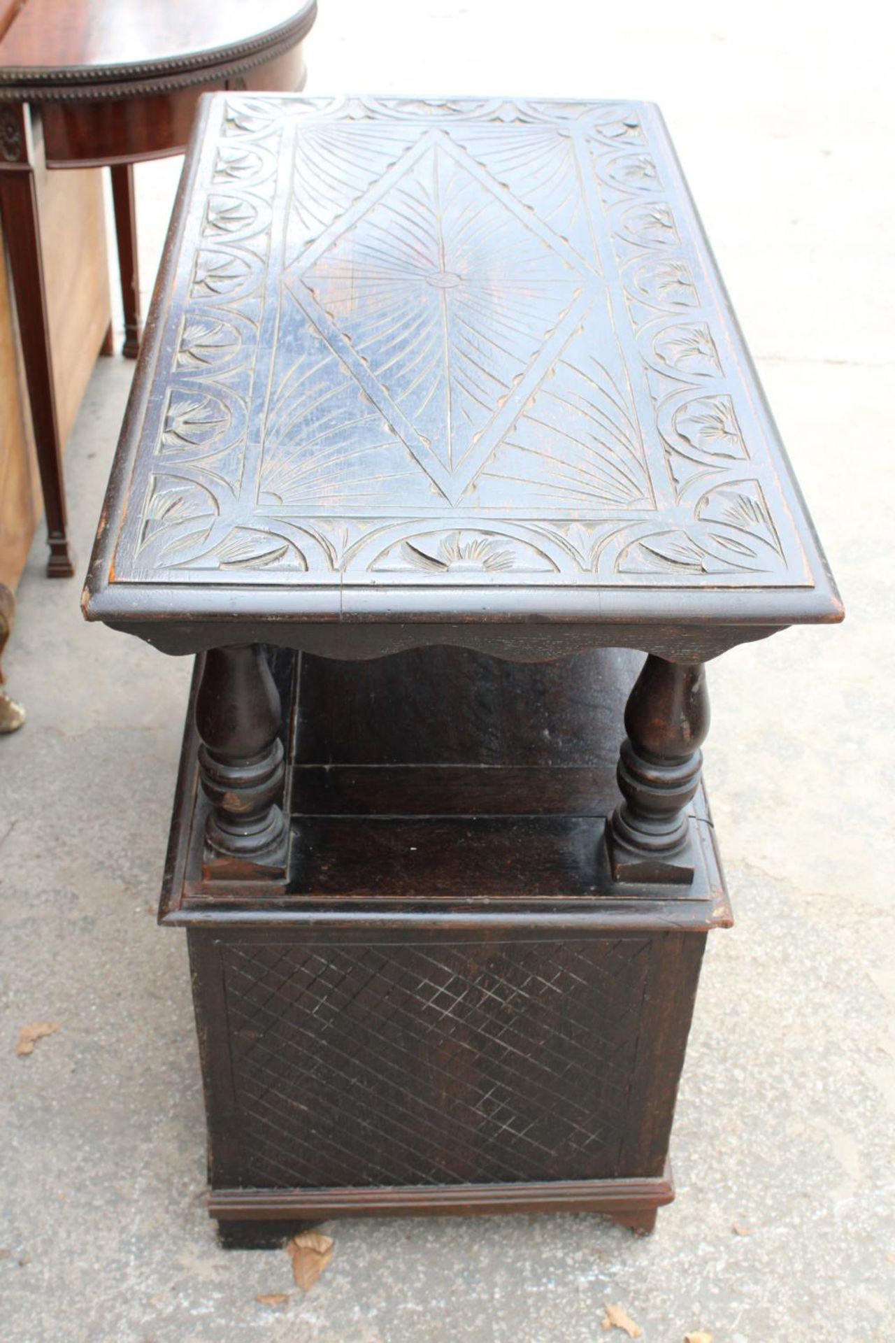 AN EARLY 20TH CENTURY OAK MONKS BENCH WITH CARVED PANELS - Image 5 of 7