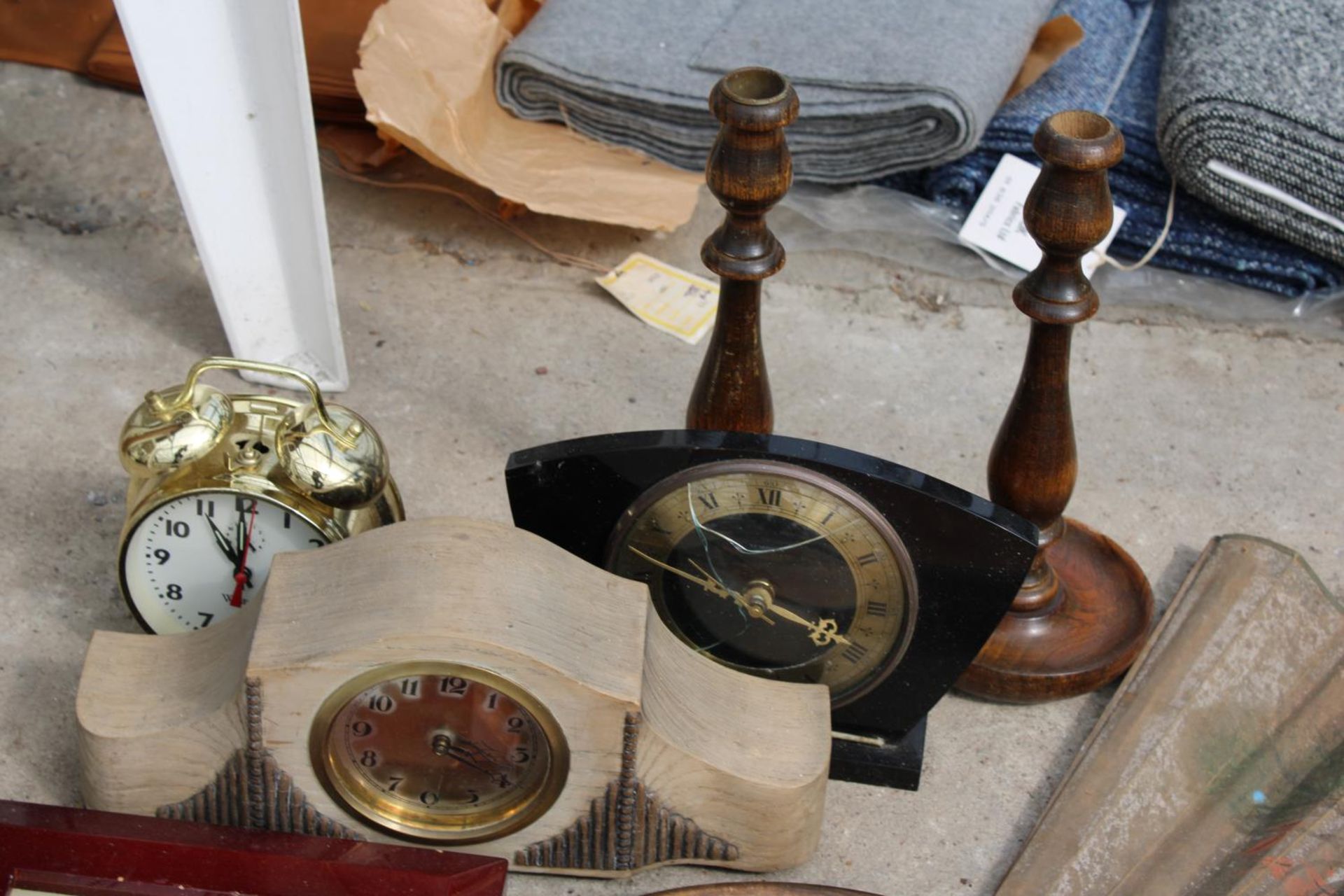 AN ASSORTMENT OF VINTAGE ITEMS TO INCLUDE A FAN, A PARASOL AND CLOCKS ETC - Image 3 of 4